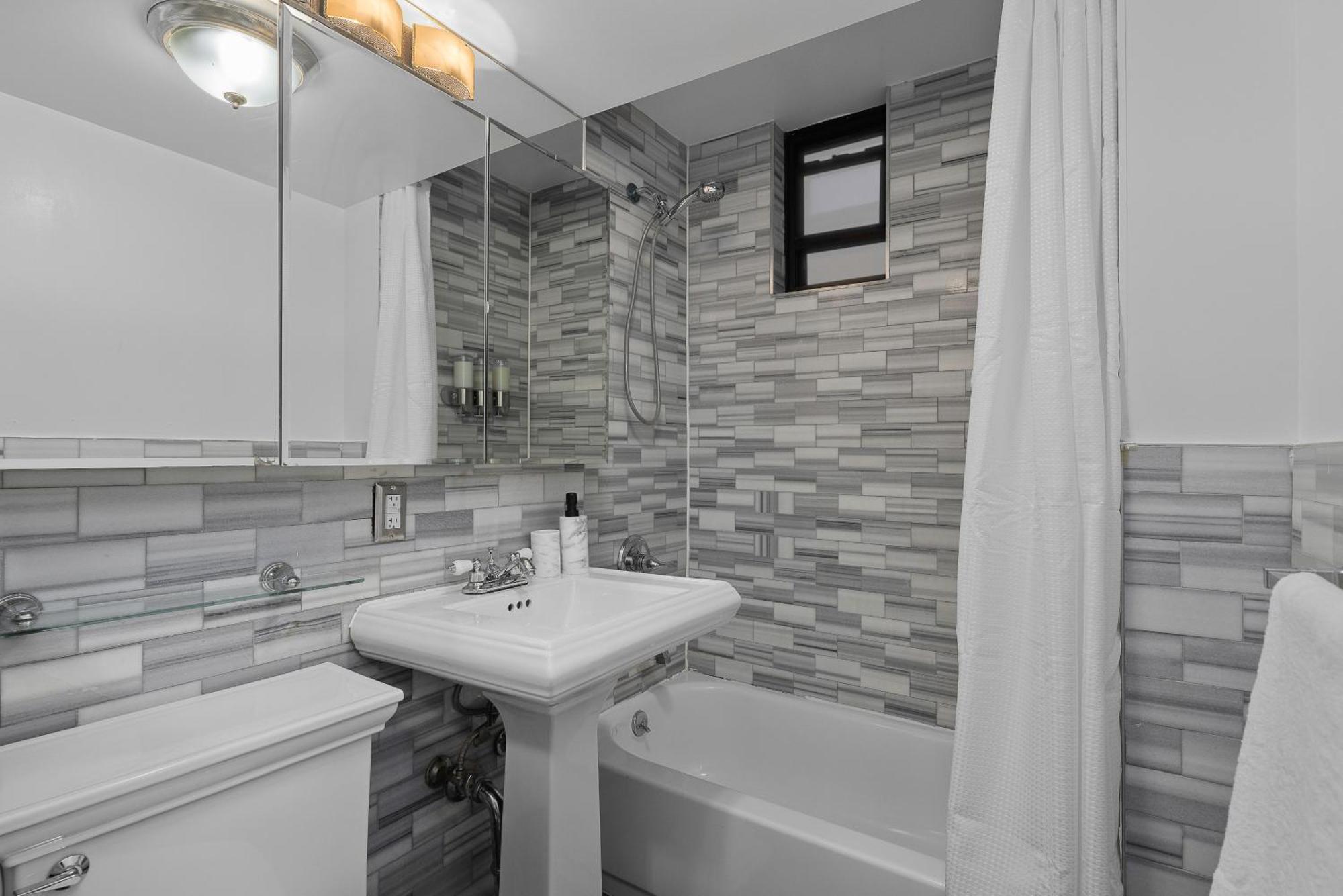 Spacious Midtown Retreat 2br Nyc Haven Near Landmarks