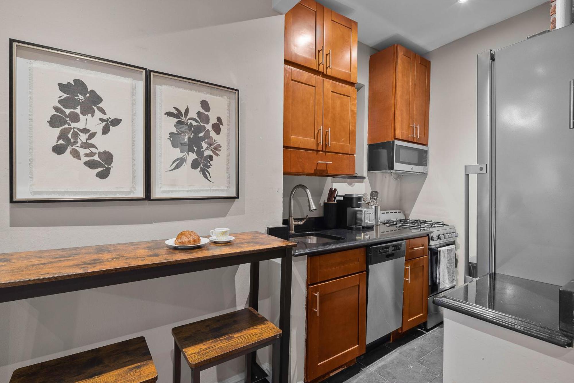 Apartment Spacious Midtown Retreat 2br Nyc Haven Near Landmarks *