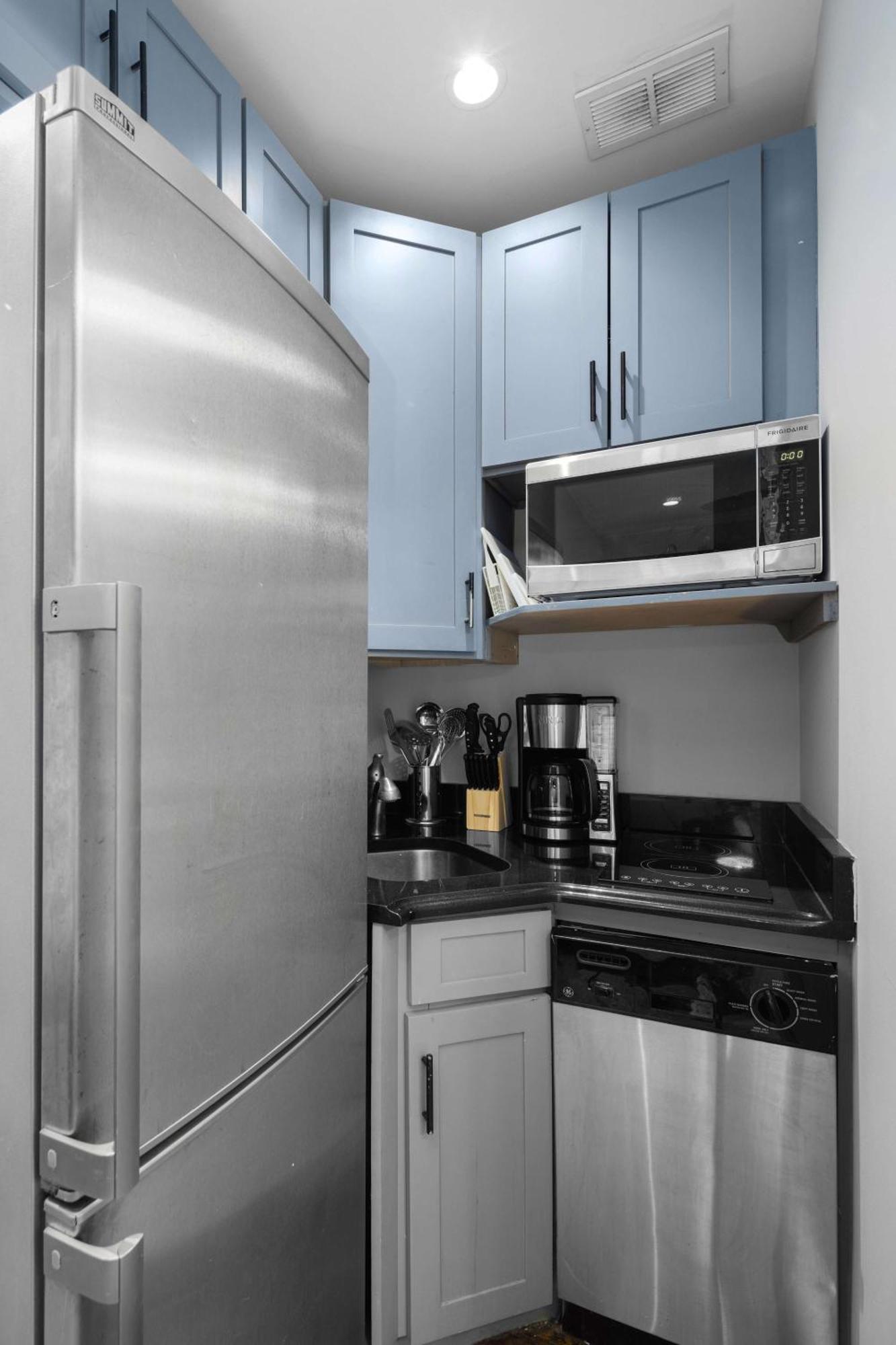 Modern Manhattan In Prime Spot *