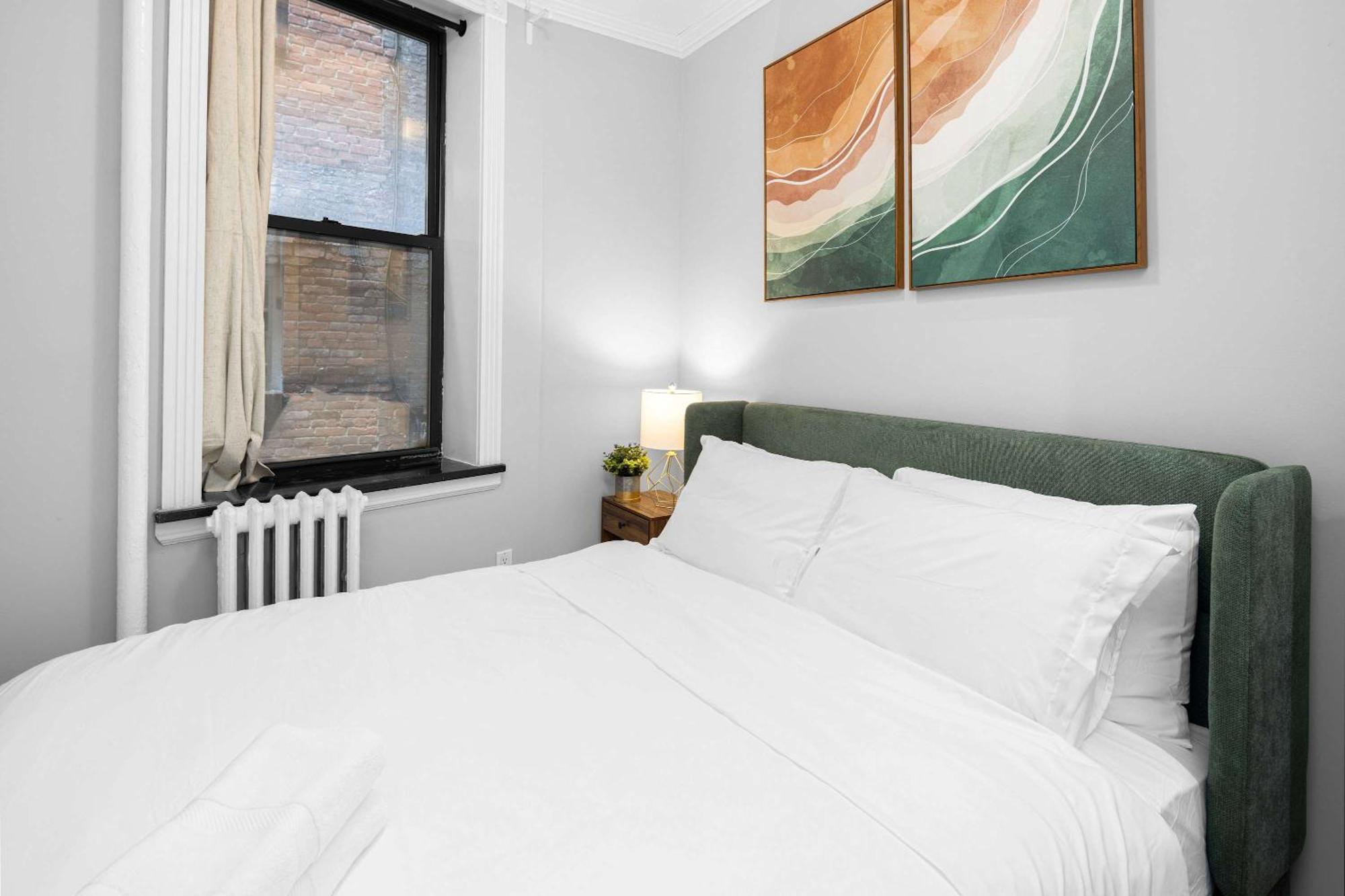 Modern Manhattan In Prime Spot *