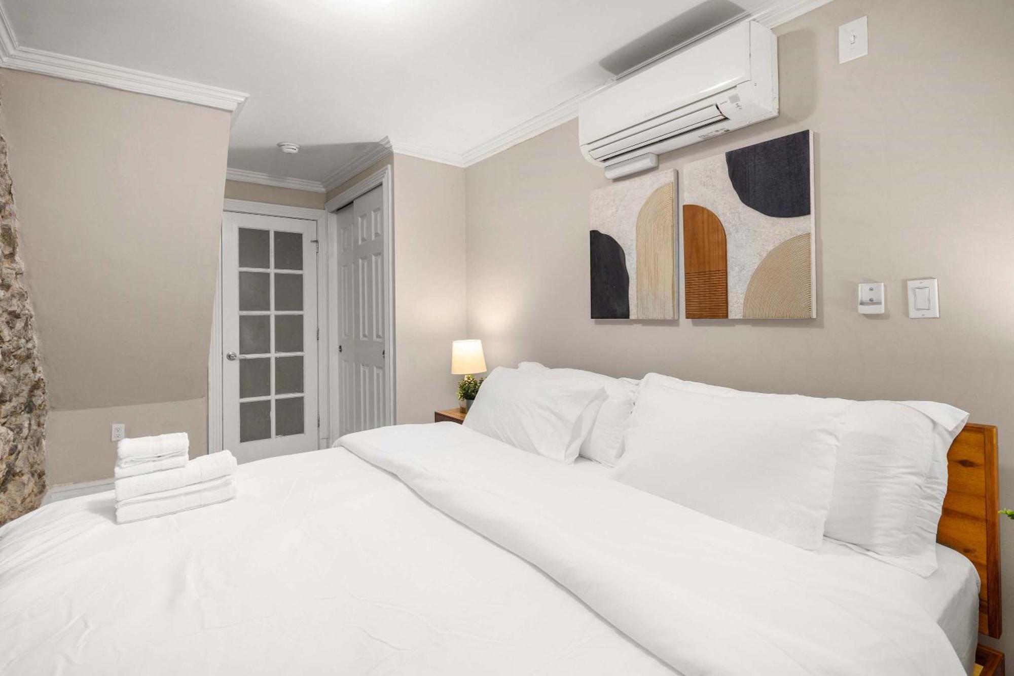 Sophisticated In Vibrant Manhattan Apartment