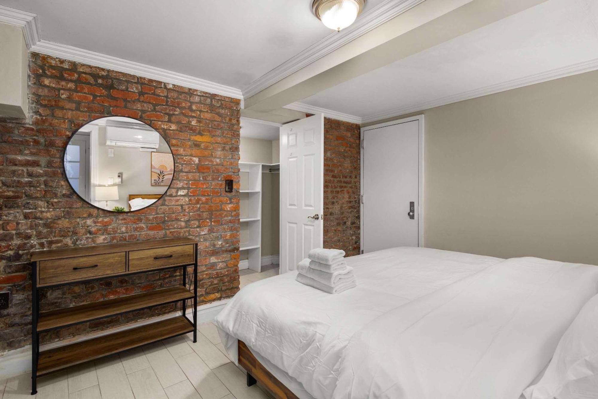 Sophisticated In Vibrant Manhattan Apartment