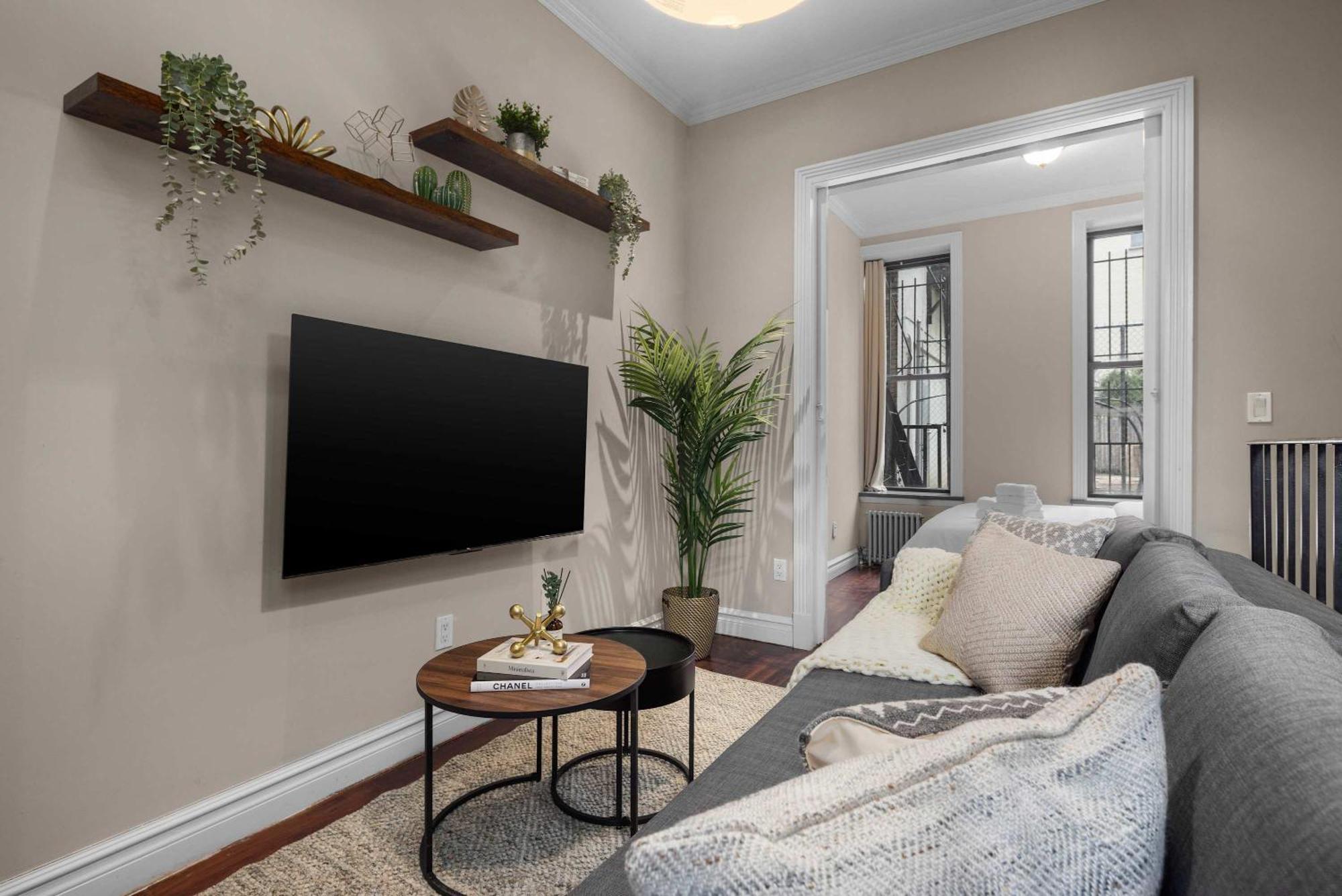 Sophisticated In Vibrant Manhattan Apartment New York