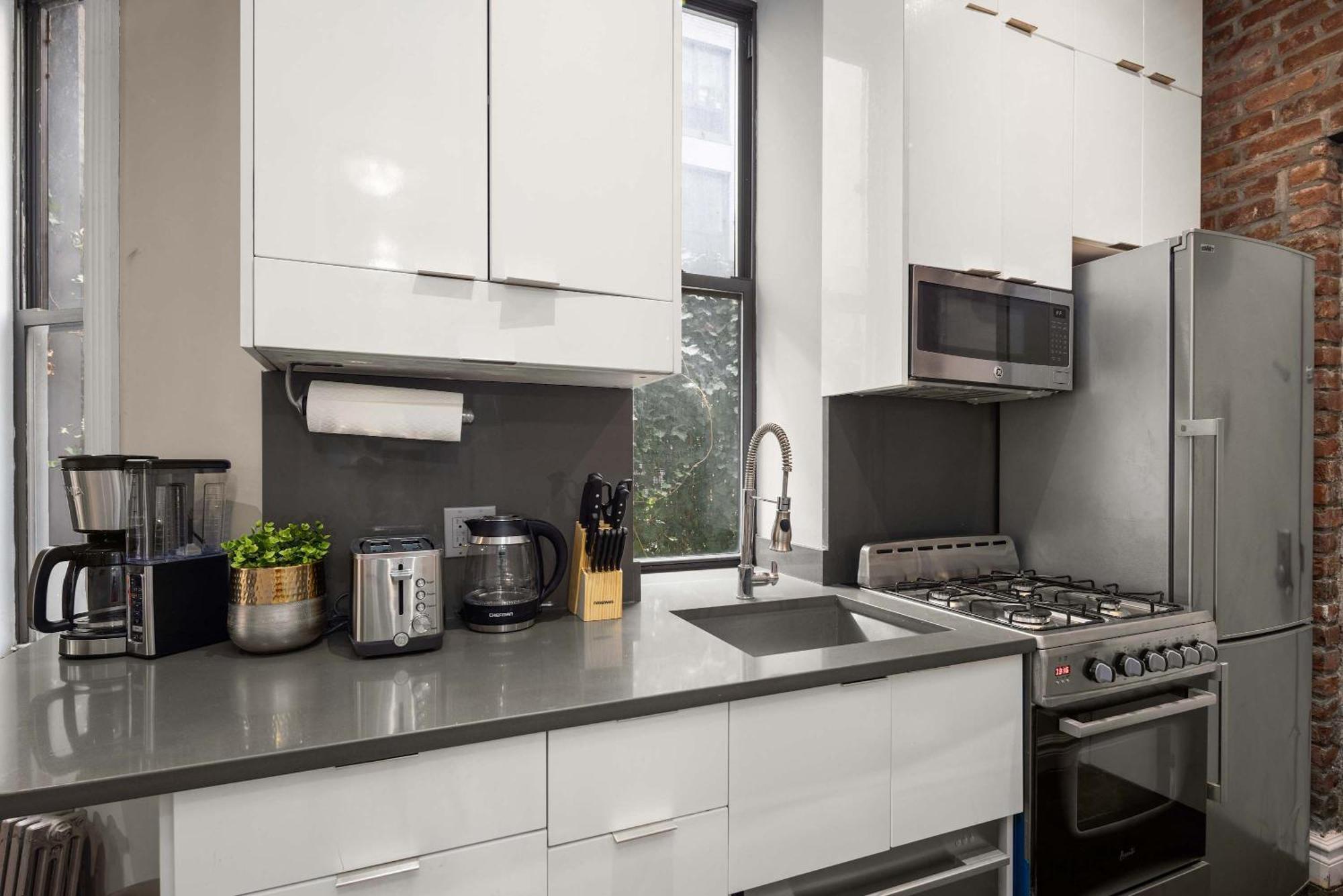 Sophisticated In Vibrant Manhattan Apartment *