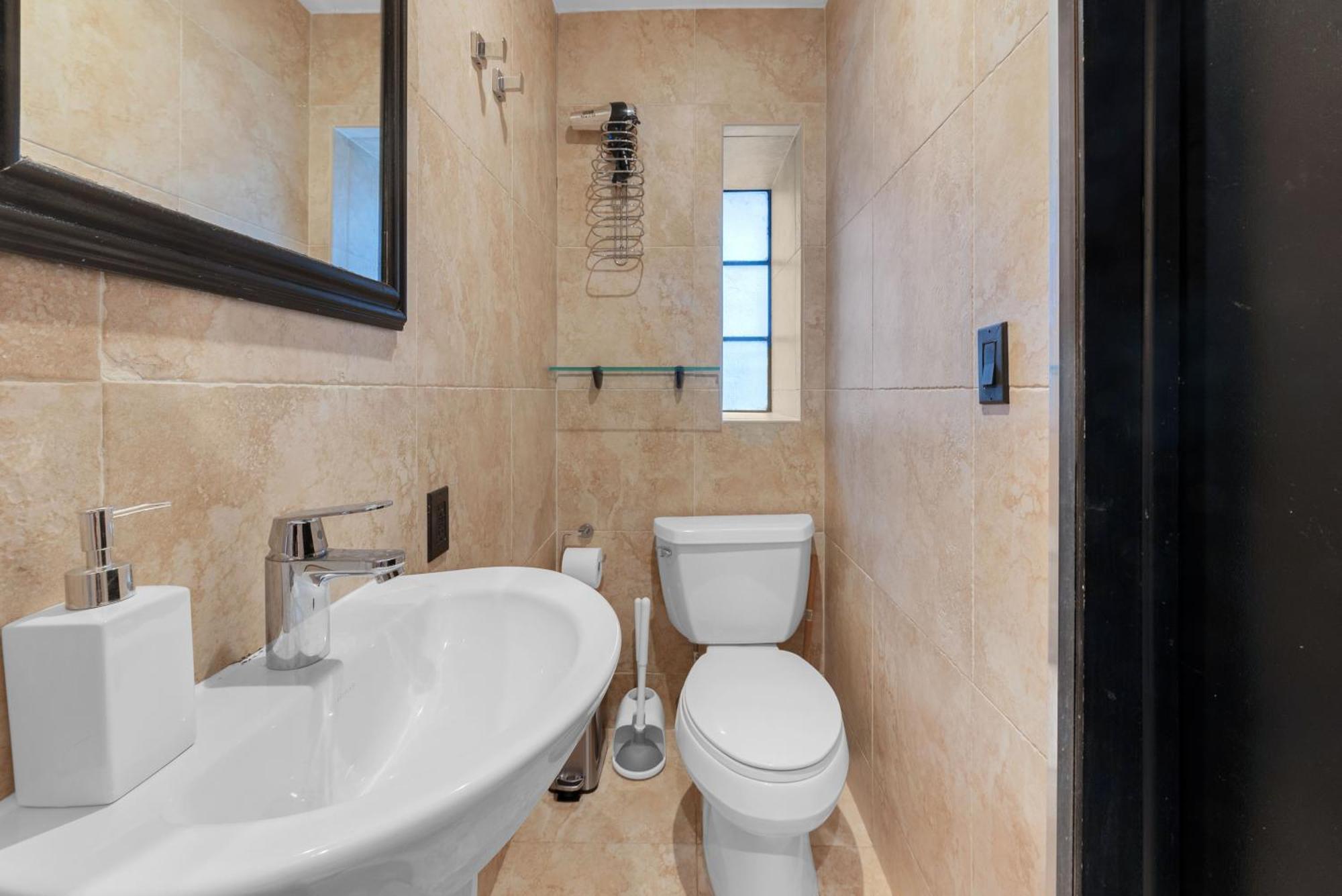 Apartment Nyc In The Location! Walking Distance To Everything! *
