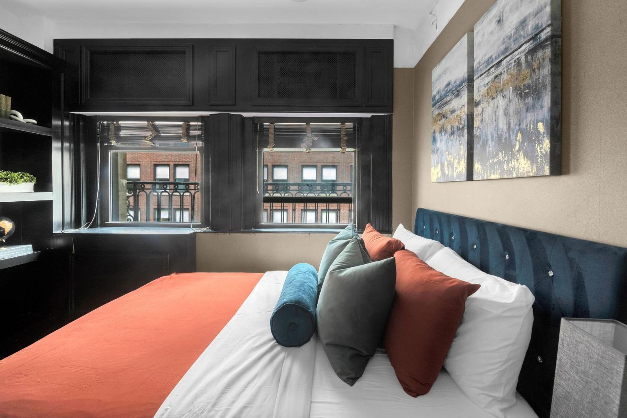 Apartment Nyc In The Location! Walking Distance To Everything! *
