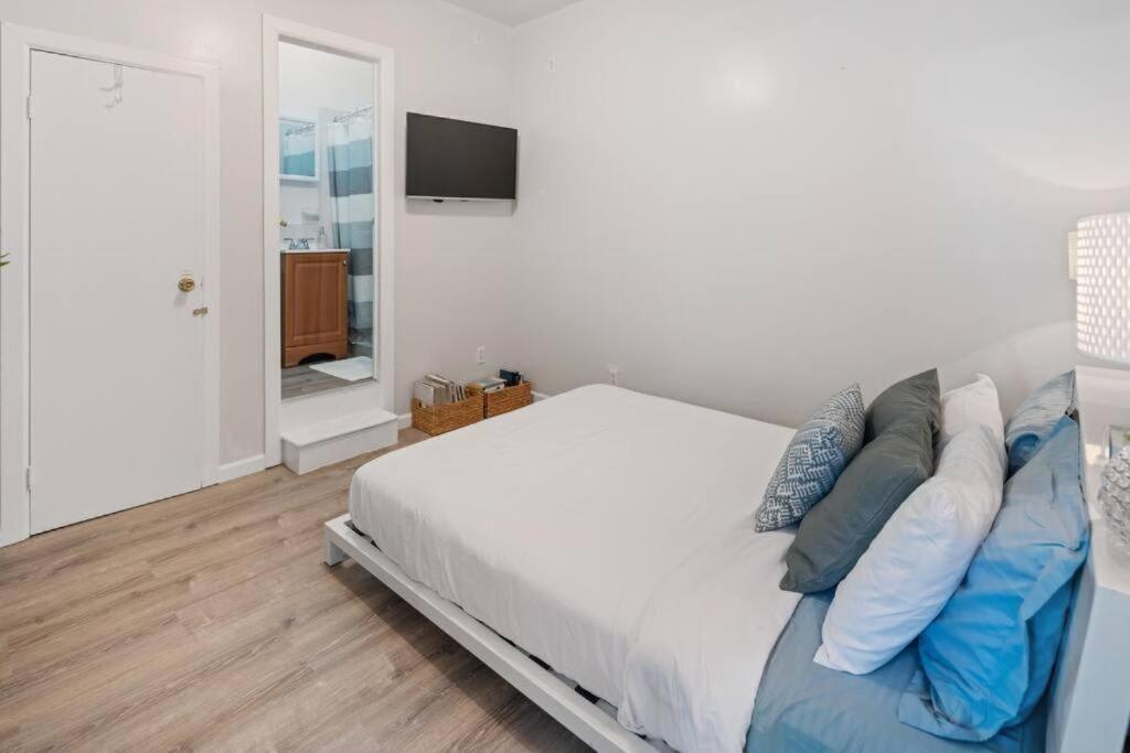 2br Great Location Short Walk To Times Square * New York