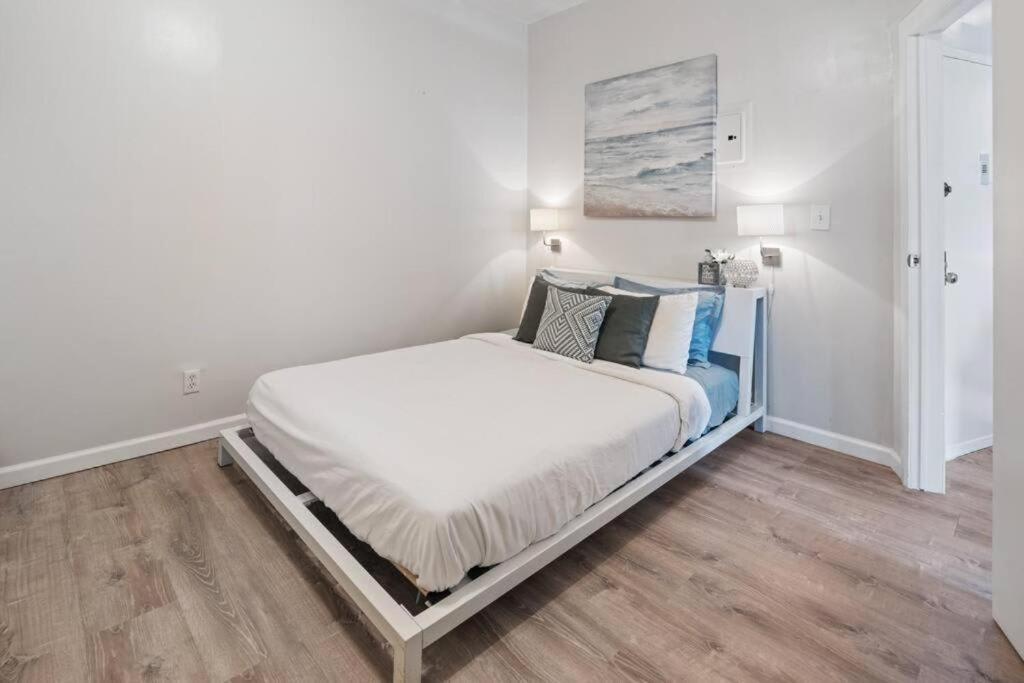 2br Great Location Short Walk To Times Square Apartment *
