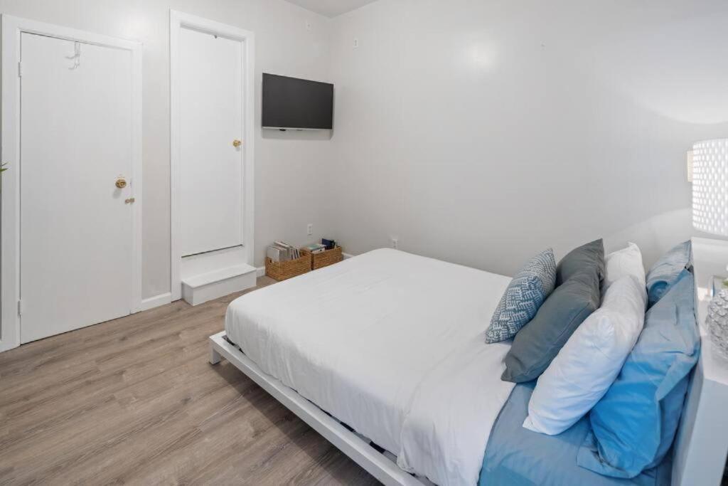 2br Great Location Short Walk To Times Square Apartment