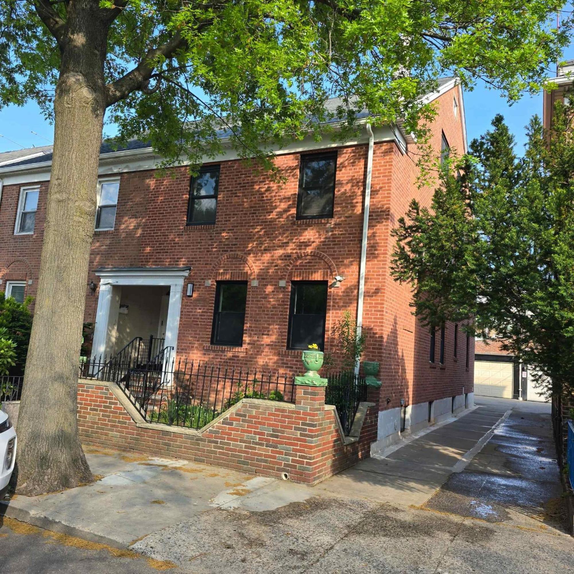 Astoria, Steps Away From Manhattan 3*