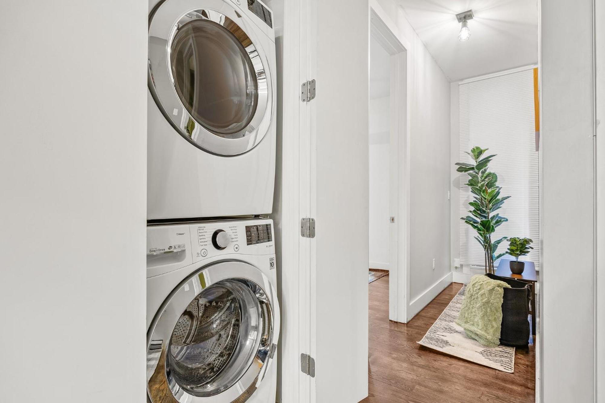 Mid-century 5br And 5 Baths W Ps5 & Laundry