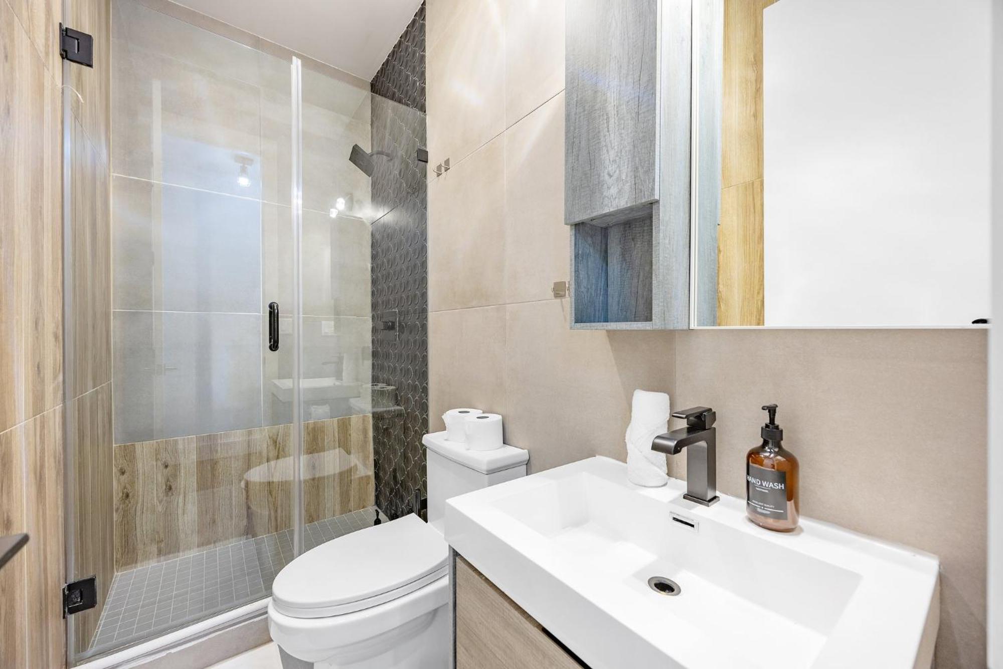 Mid-century 5br And 5 Baths W Ps5 & Laundry Apartment
