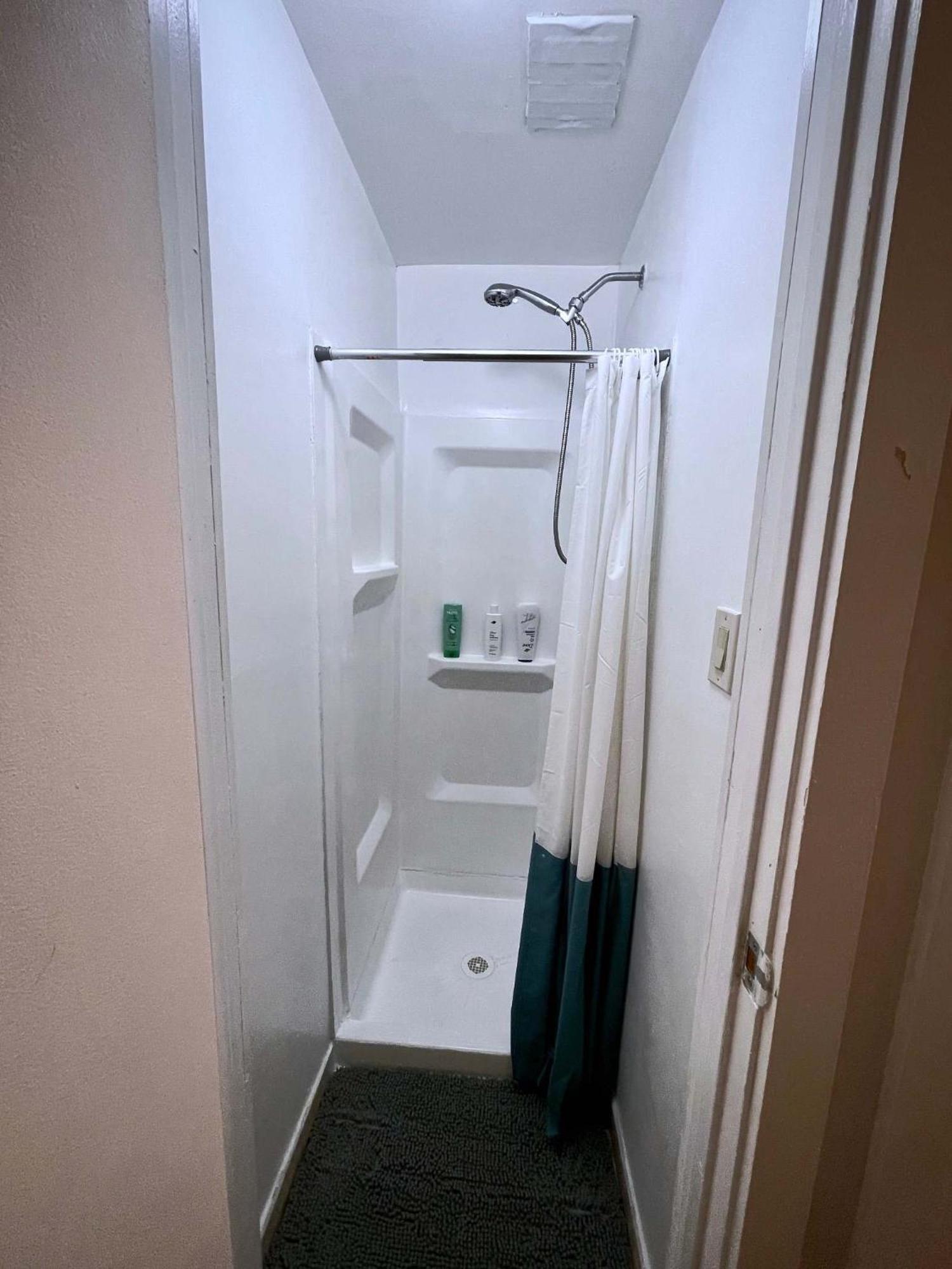 Union Square 4 With Shower - Shared Toilet