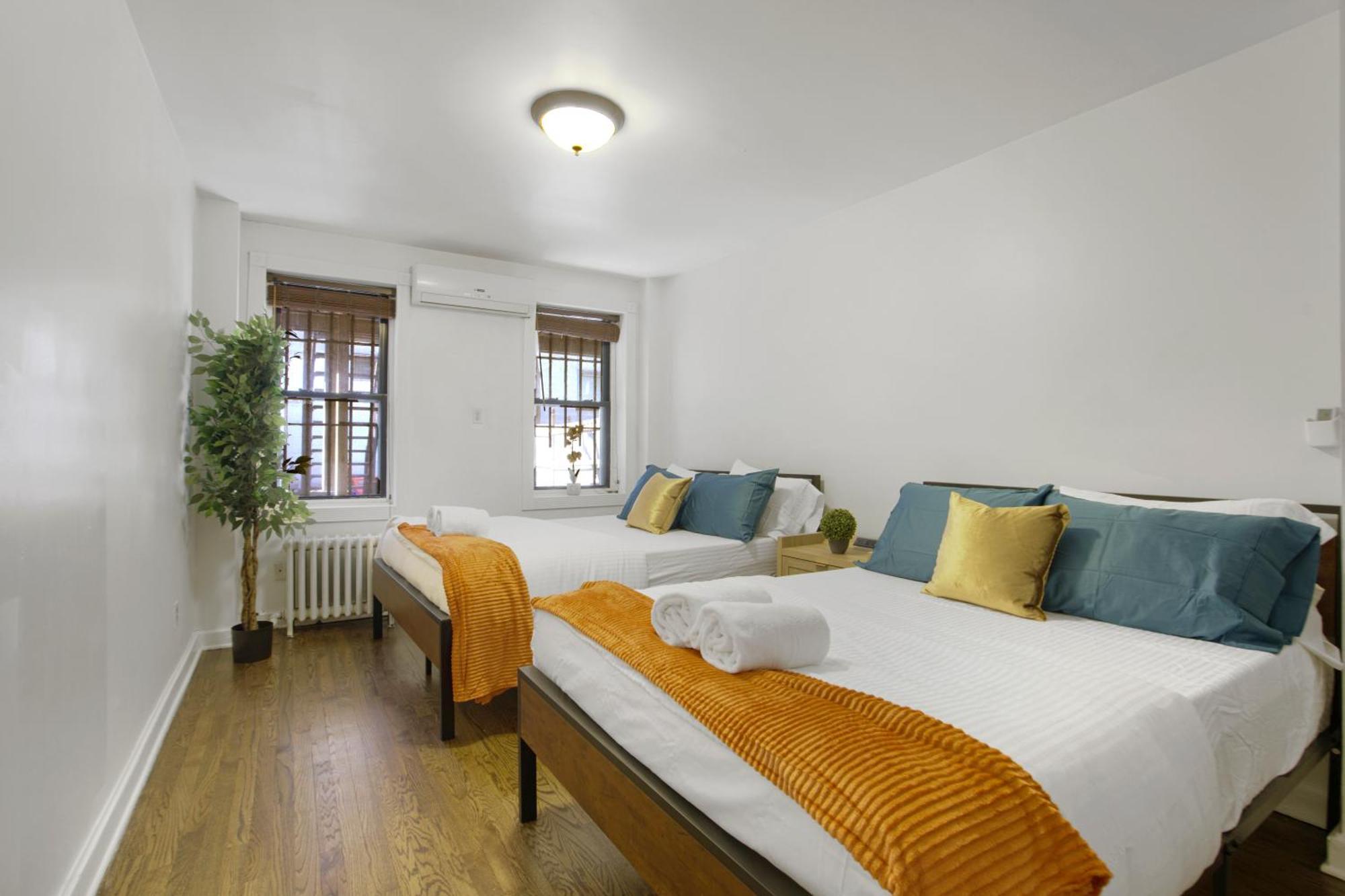 3br Nyc Brownstone Game Backyard Patio Apartment *