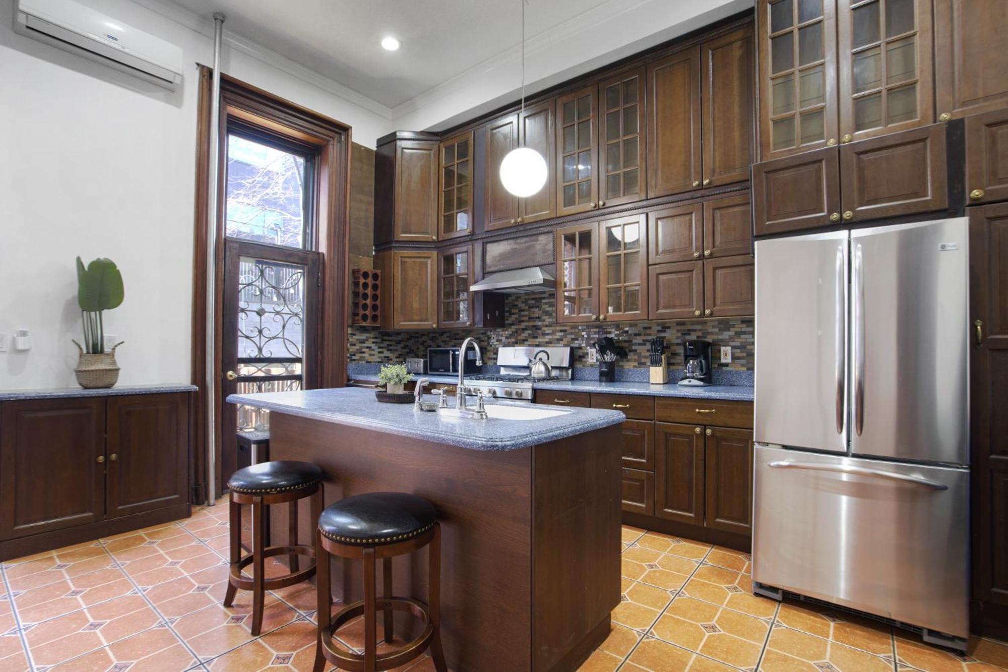Apartment 3br Nyc Brownstone Game Backyard Patio