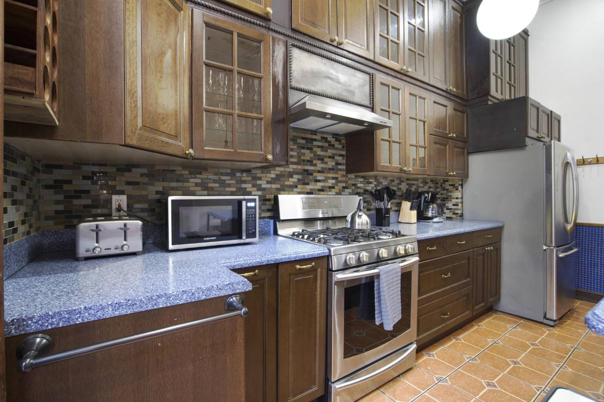 3br Nyc Brownstone Game Backyard Patio Apartment *