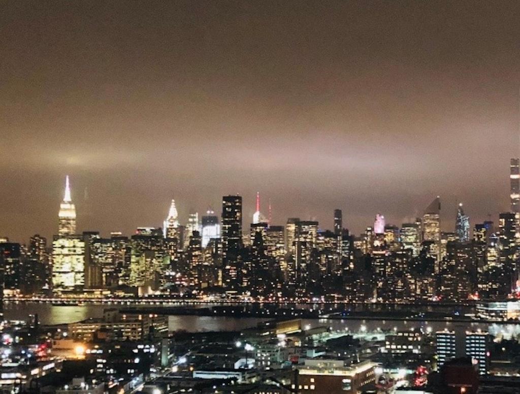 Beautiful Luxury Fantastic Manhattan Skyline View One Bedroom Apartment *