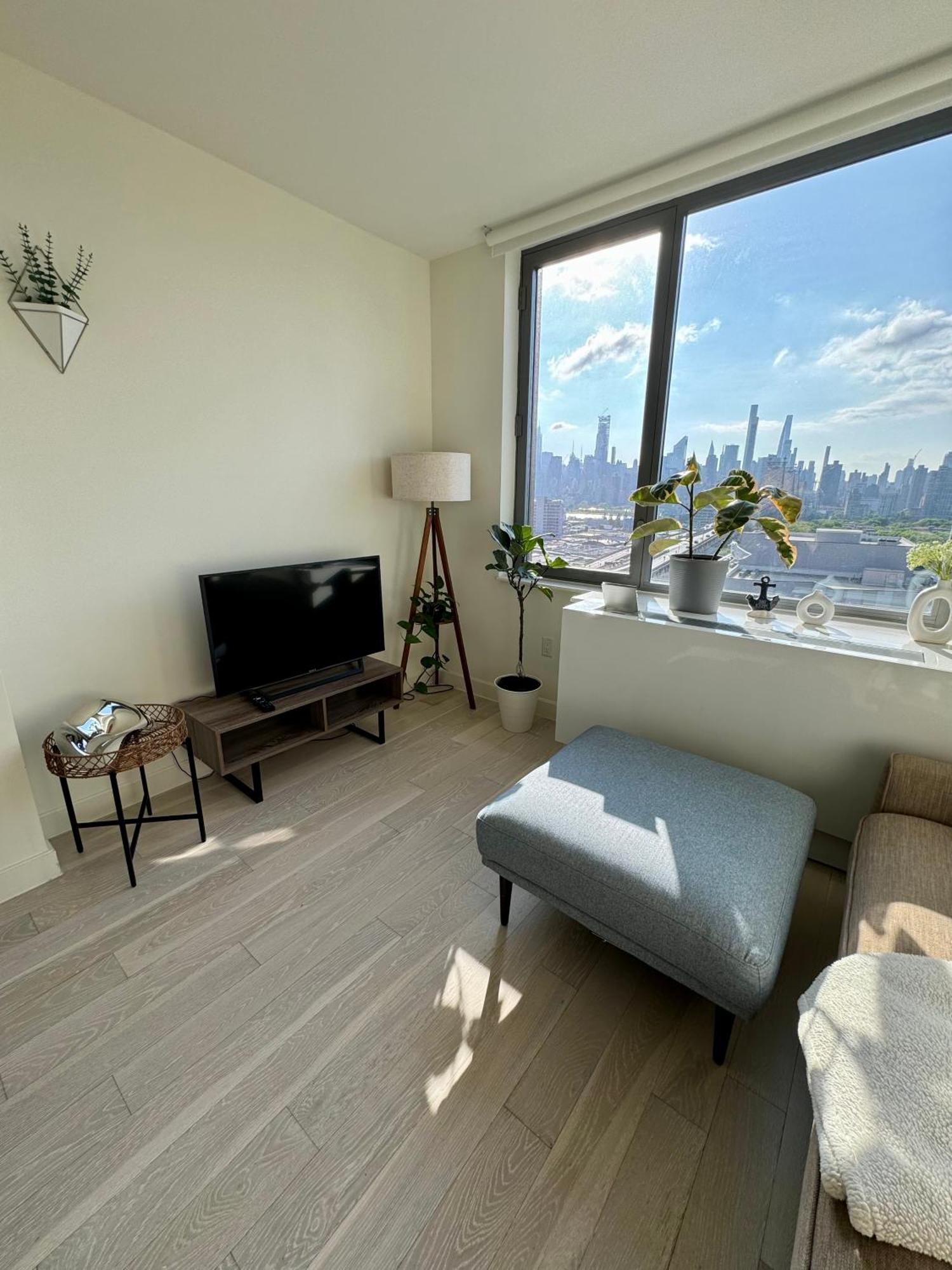 Beautiful Luxury Fantastic Manhattan Skyline View One Bedroom *