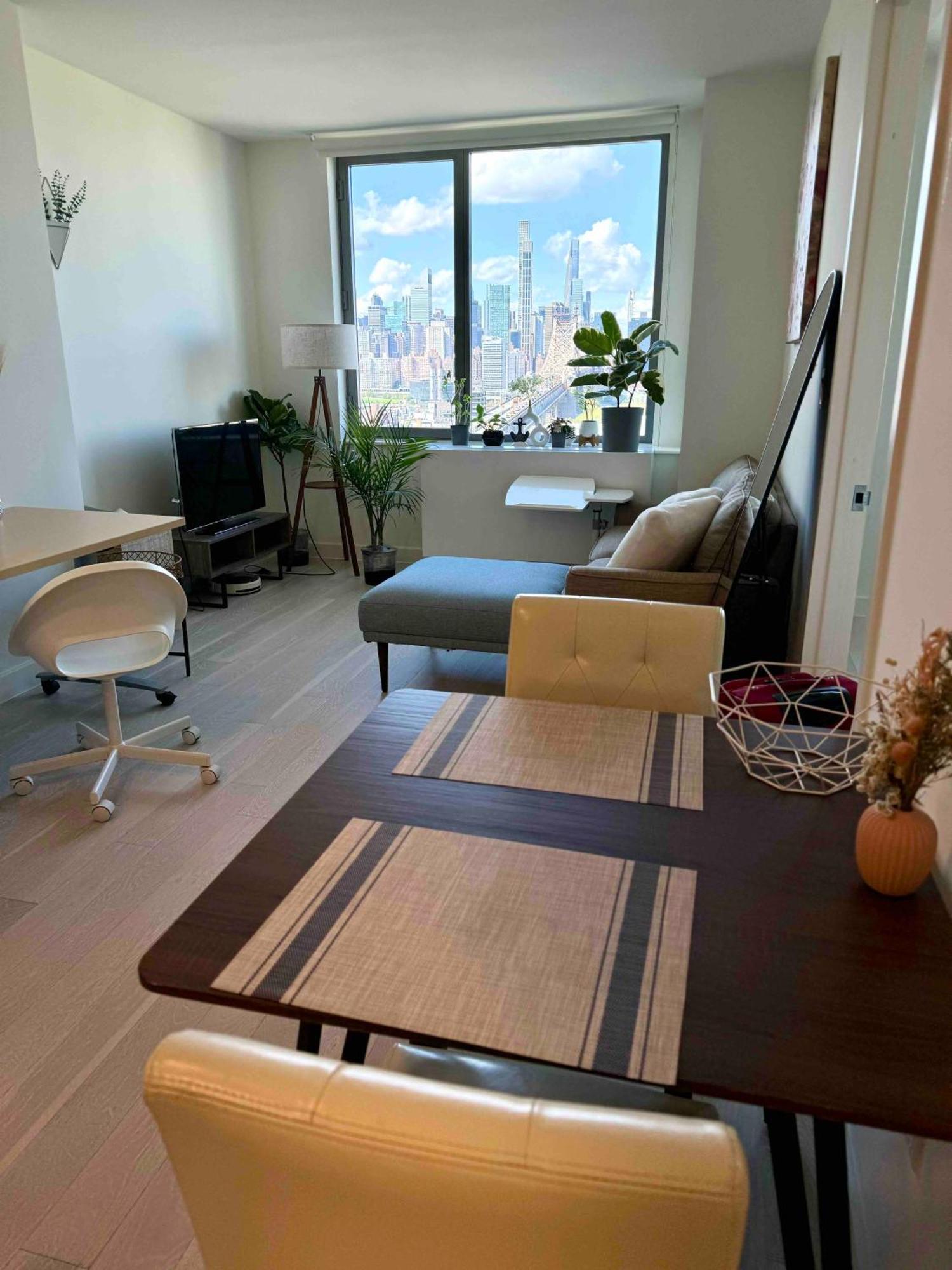 Beautiful Luxury Fantastic Manhattan Skyline View One Bedroom *