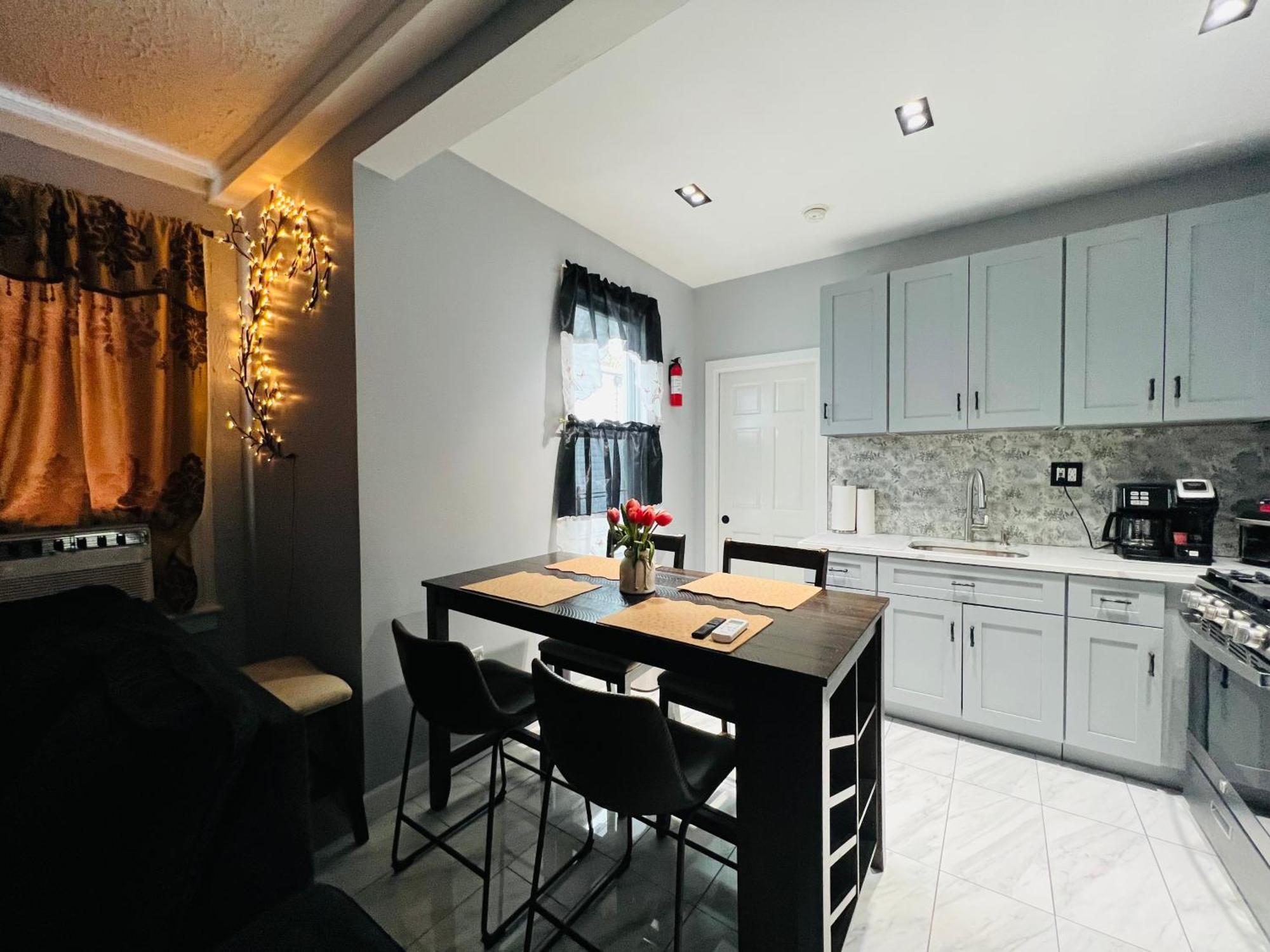 3 Bedrooms In 2nd Floor Modern Brooklyn Home, Close To J Train
