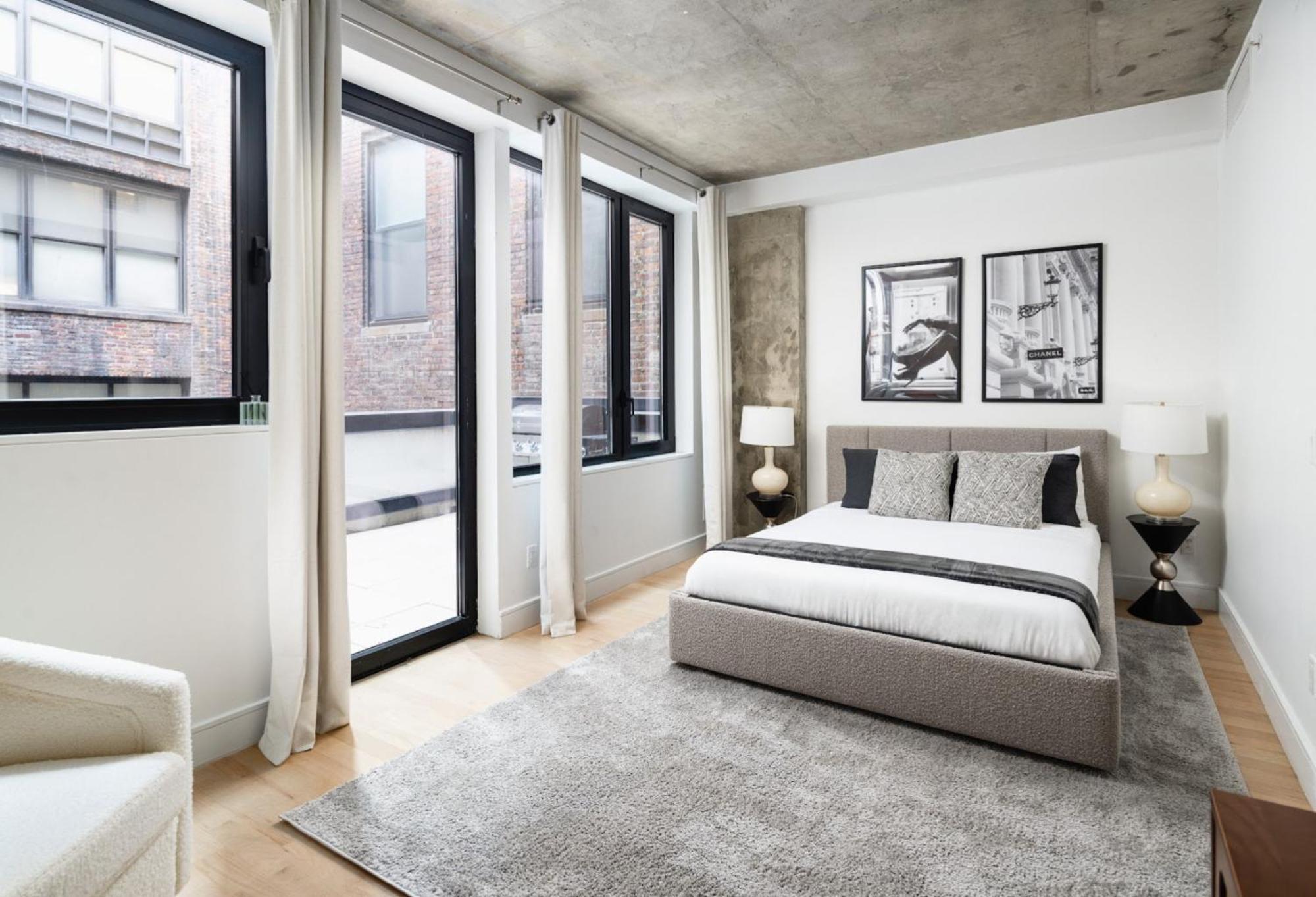 Stunning In Manhattan With Patio