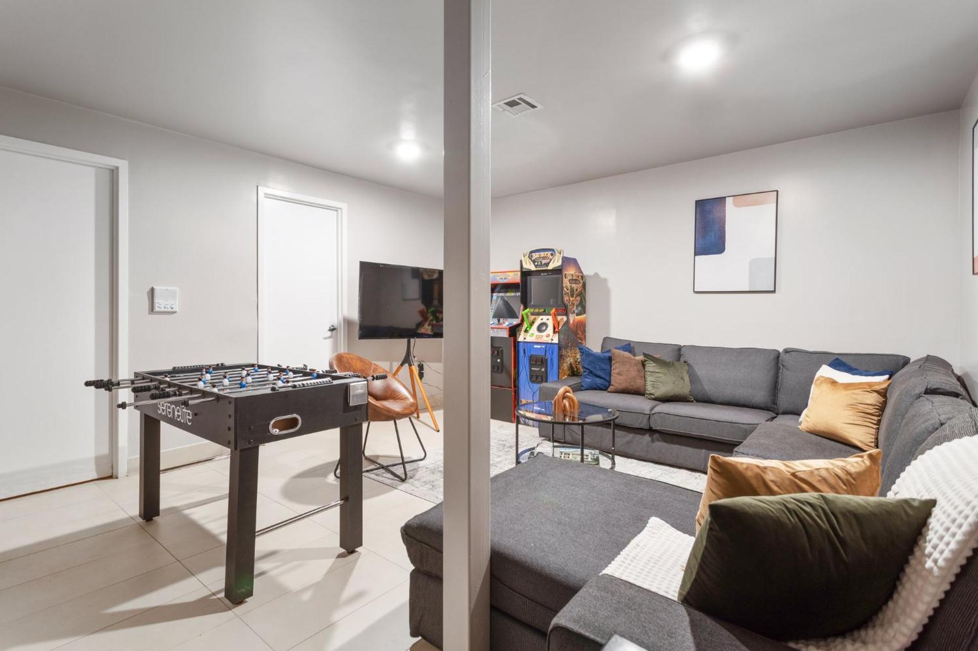 5bd Duplex W Private Patio Bbq And Arcade Games New York