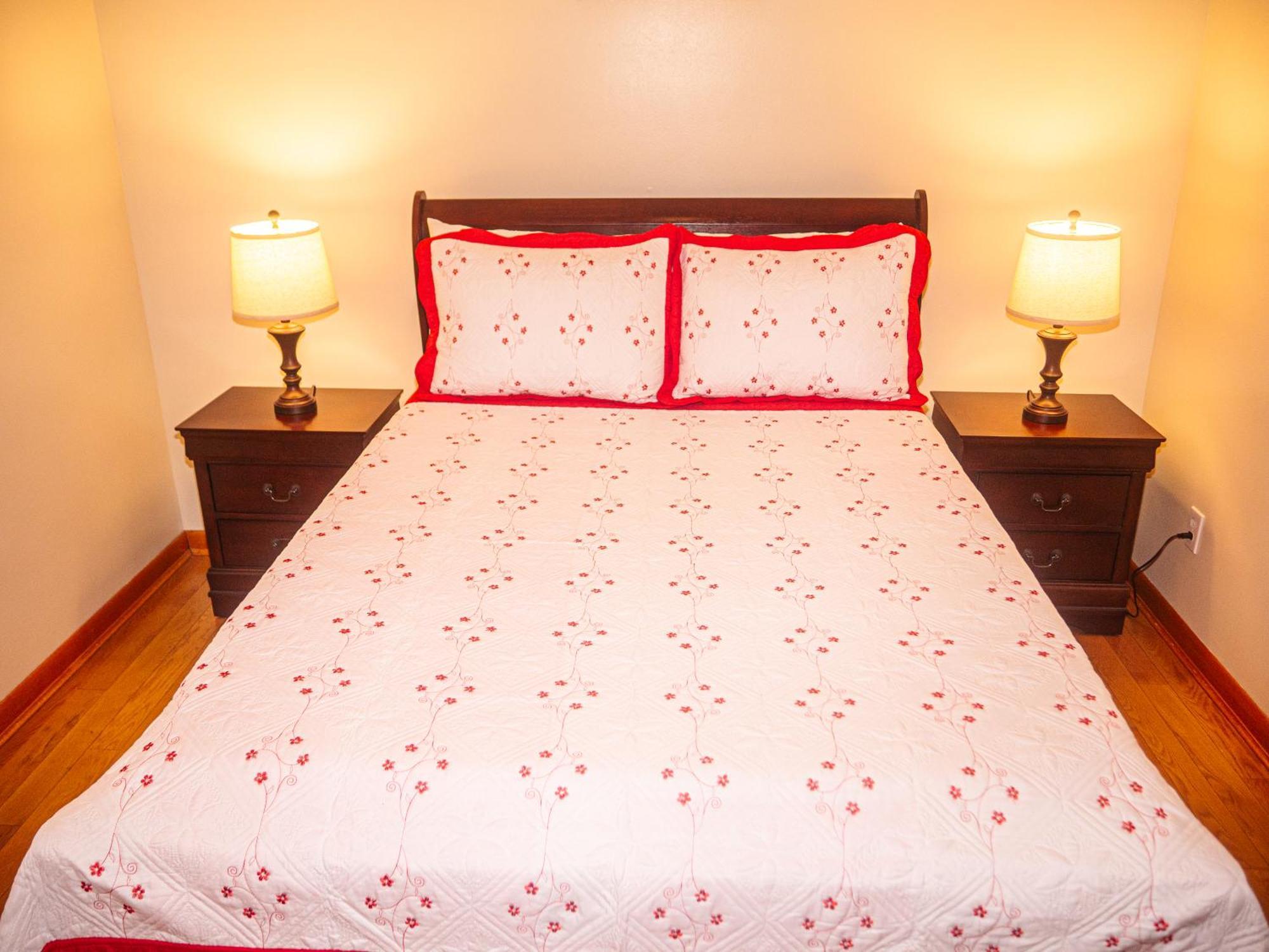 Apartment Immaculate Furnished 1-bedroom