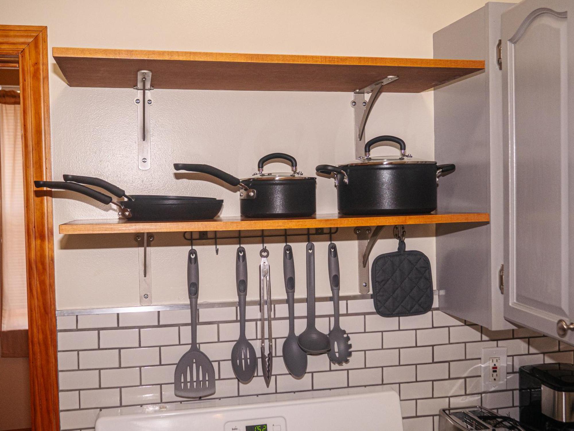 Apartment Immaculate Furnished 1-bedroom *
