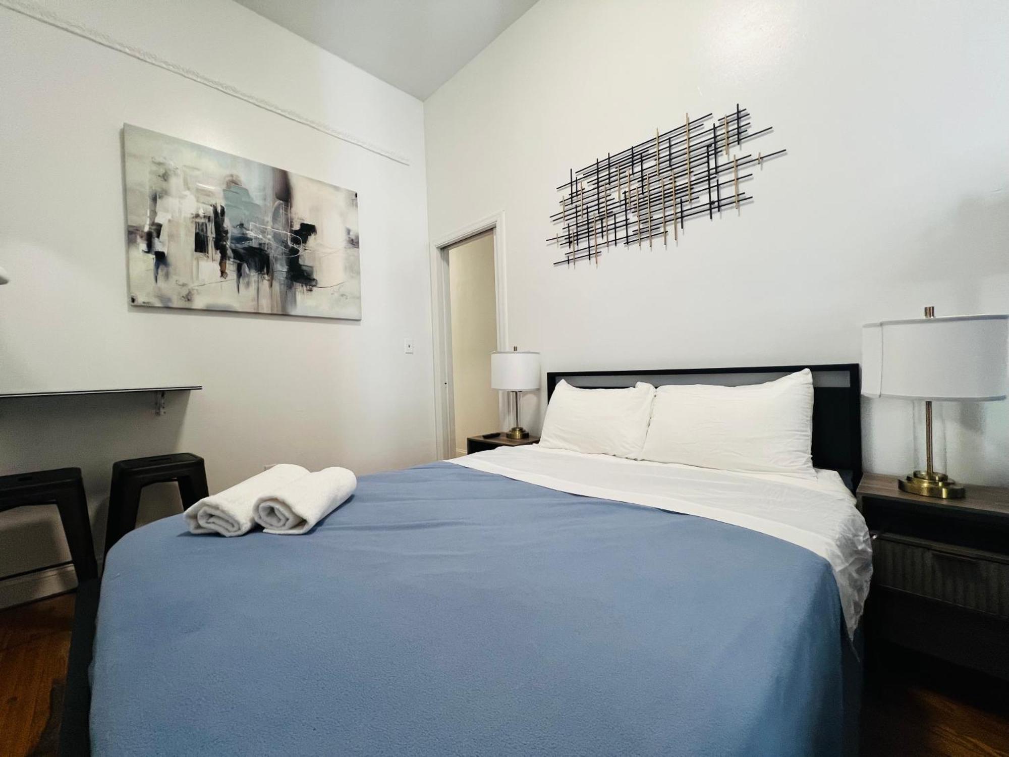 Apartment 2bd-2ba Theater District New York