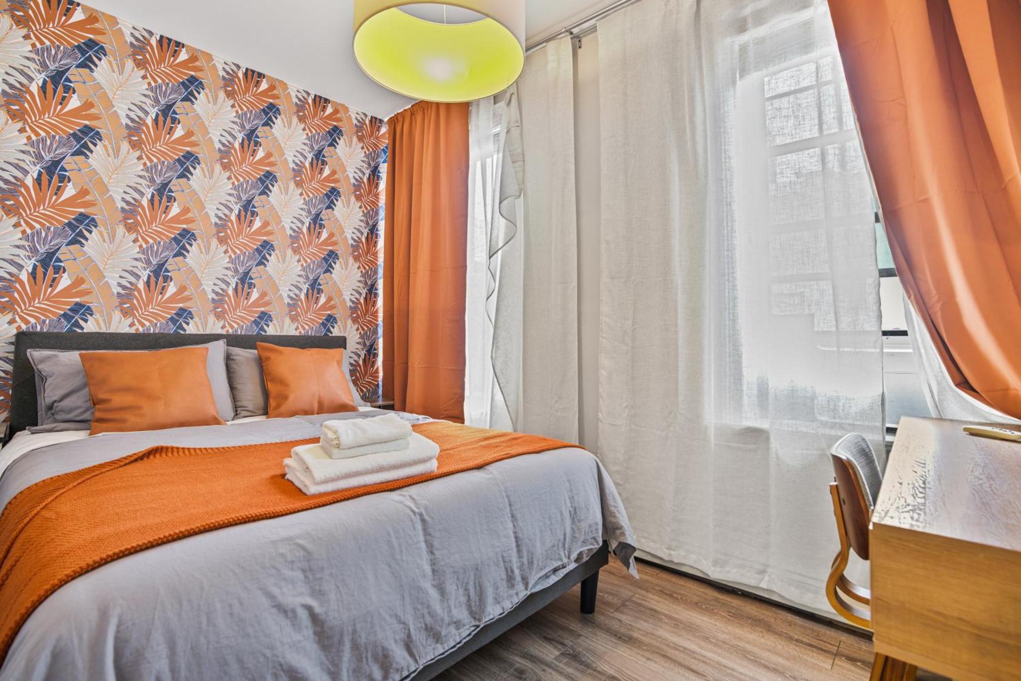 2bd Comfortable Unit In Lower East Side Apartment
