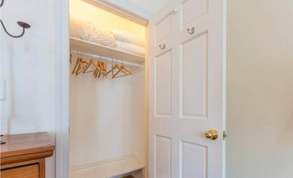 Private Spacious With 2 Bedrooms 2 Bathroomss And A Deck