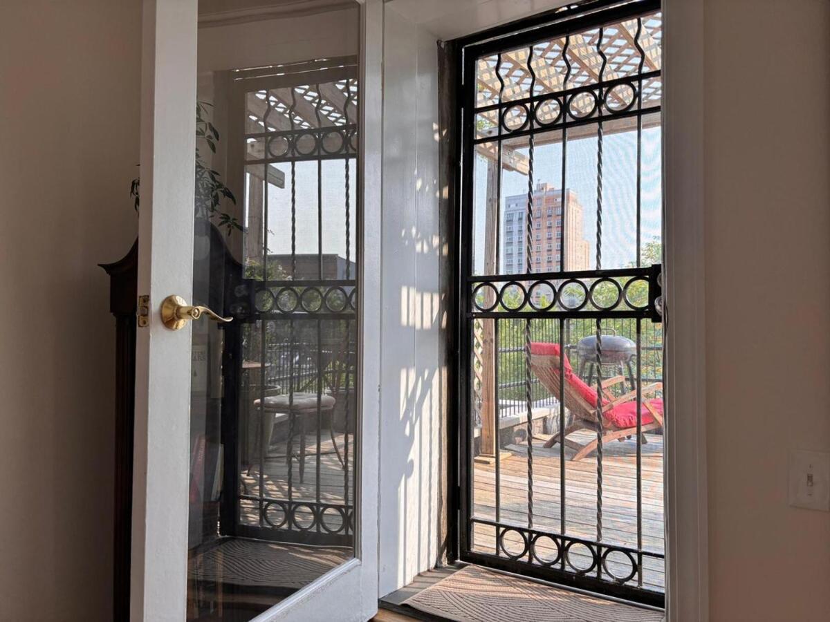 Private Spacious With 2 Bedrooms 2 Bathroomss And A Deck Appartement