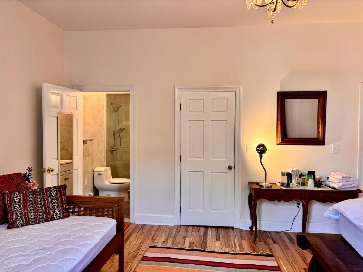 Apartment Private Spacious With 2 Bedrooms 2 Bathroomss And A Deck *