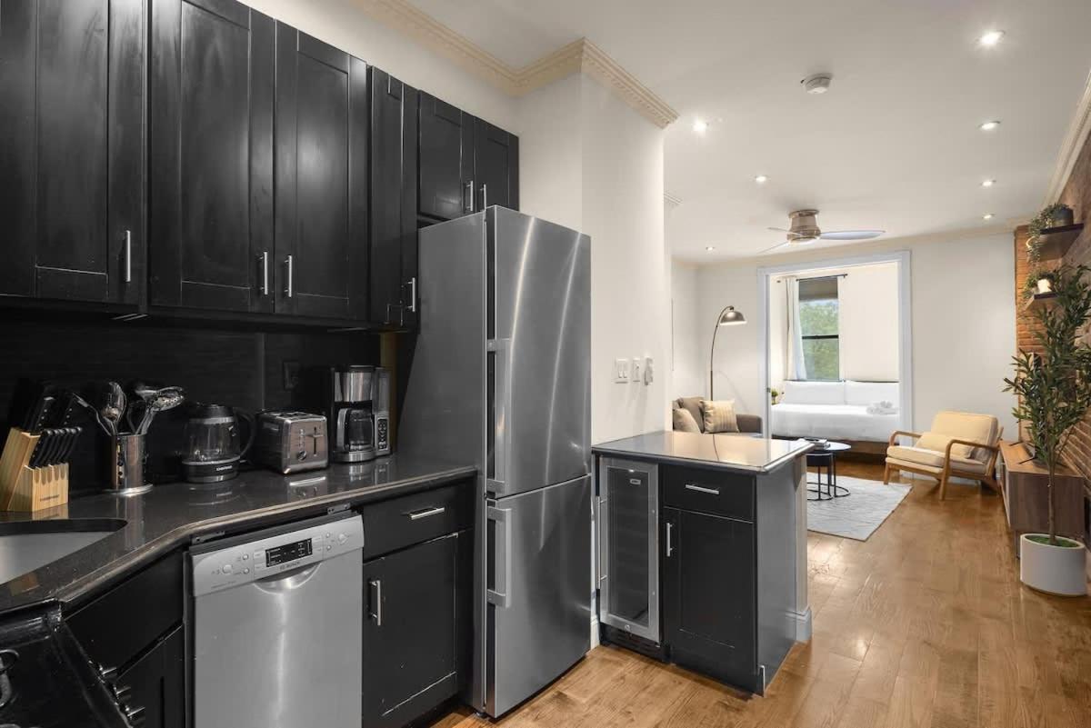 Stylish East Side Escape Steps From Fun Apartment *