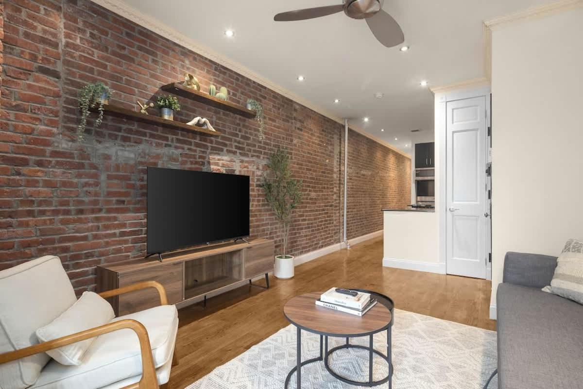 Stylish East Side Escape Steps From Fun Apartment *