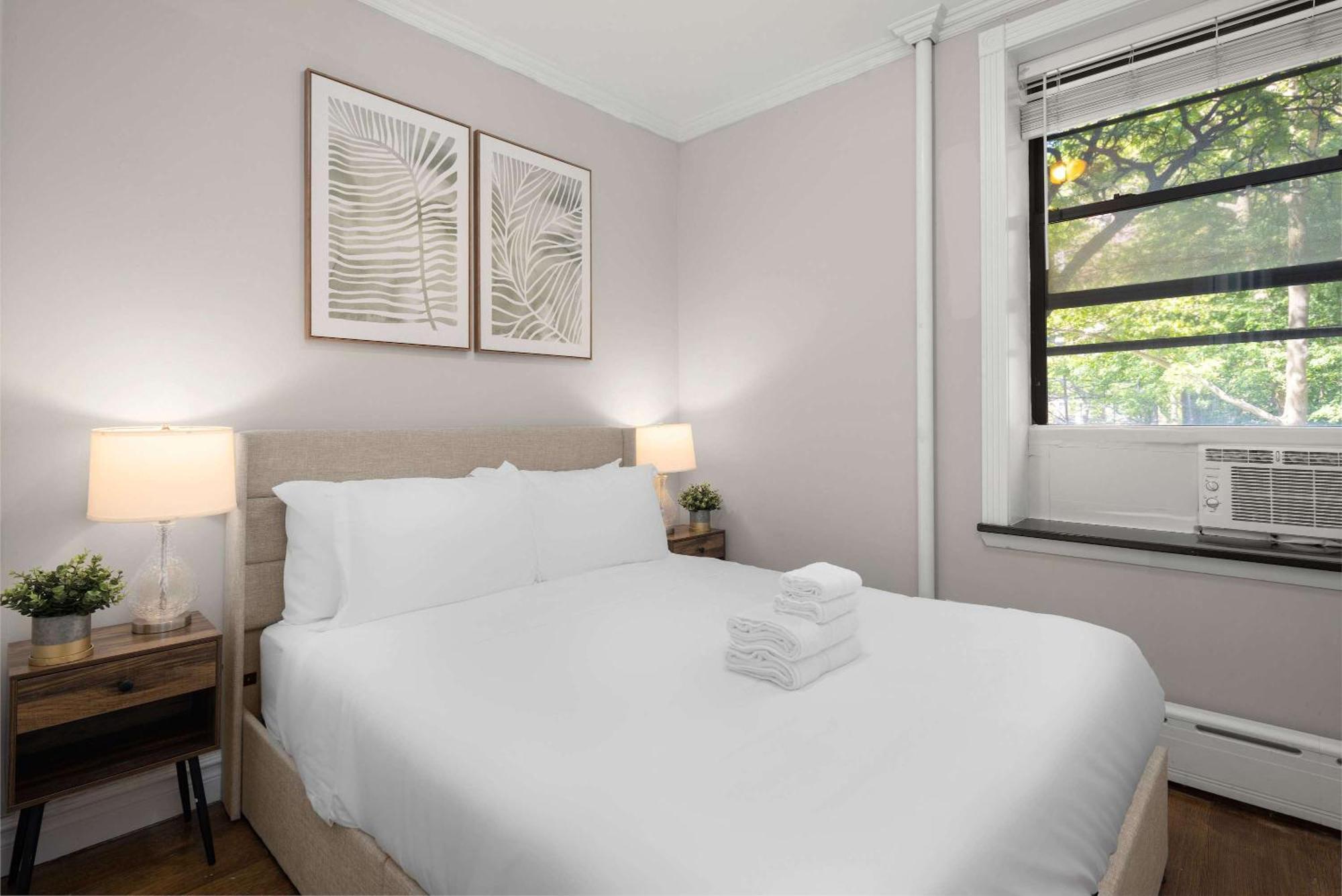 Stylish Midtown East Escape Near It Apartment