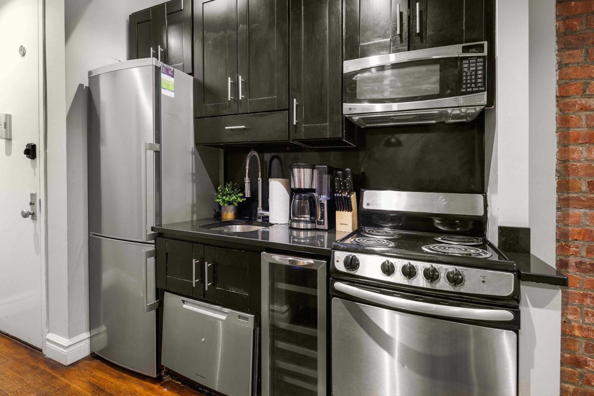 Stylish Midtown East Escape Near It Apartment
