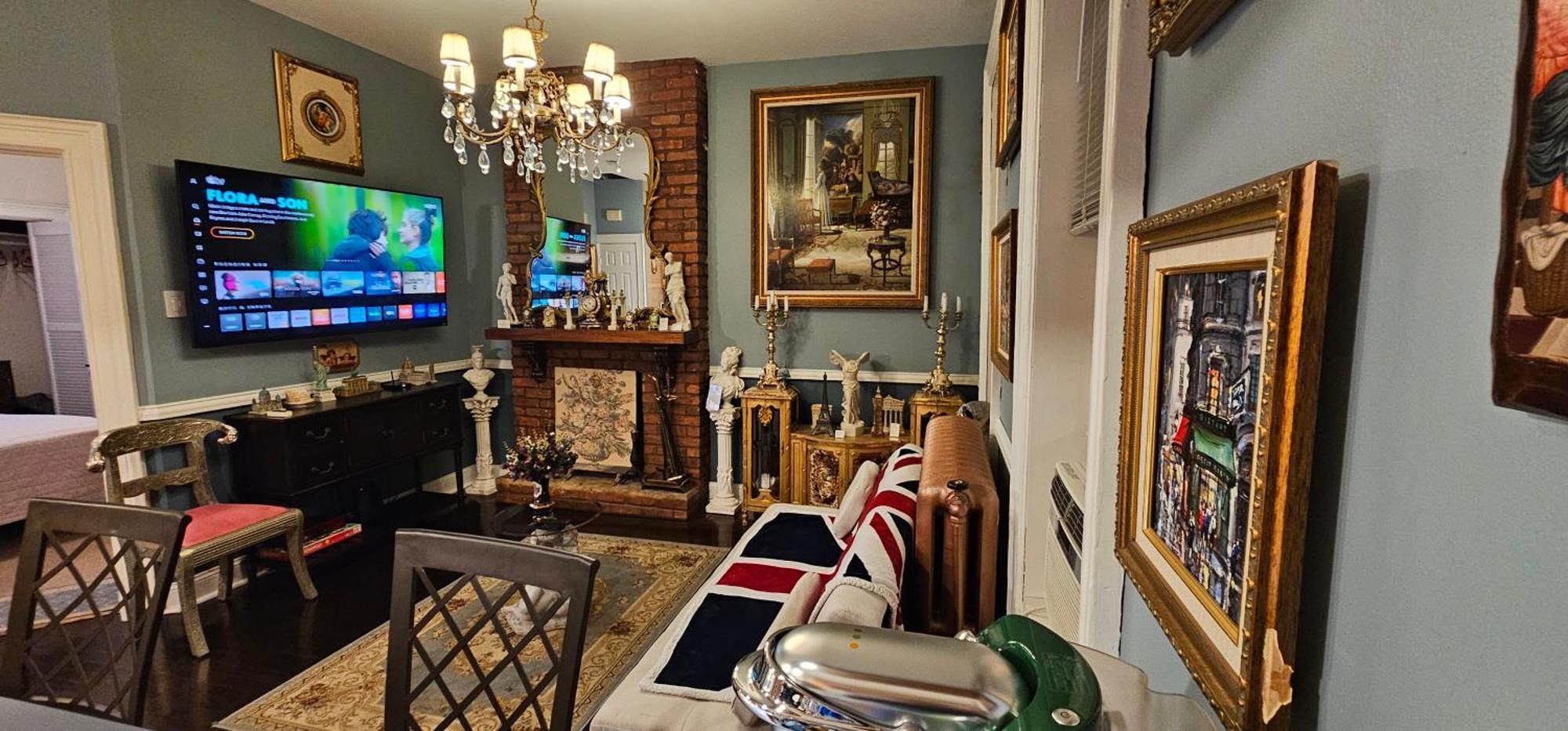 Luxurious At Colonial Townhouse Apartment