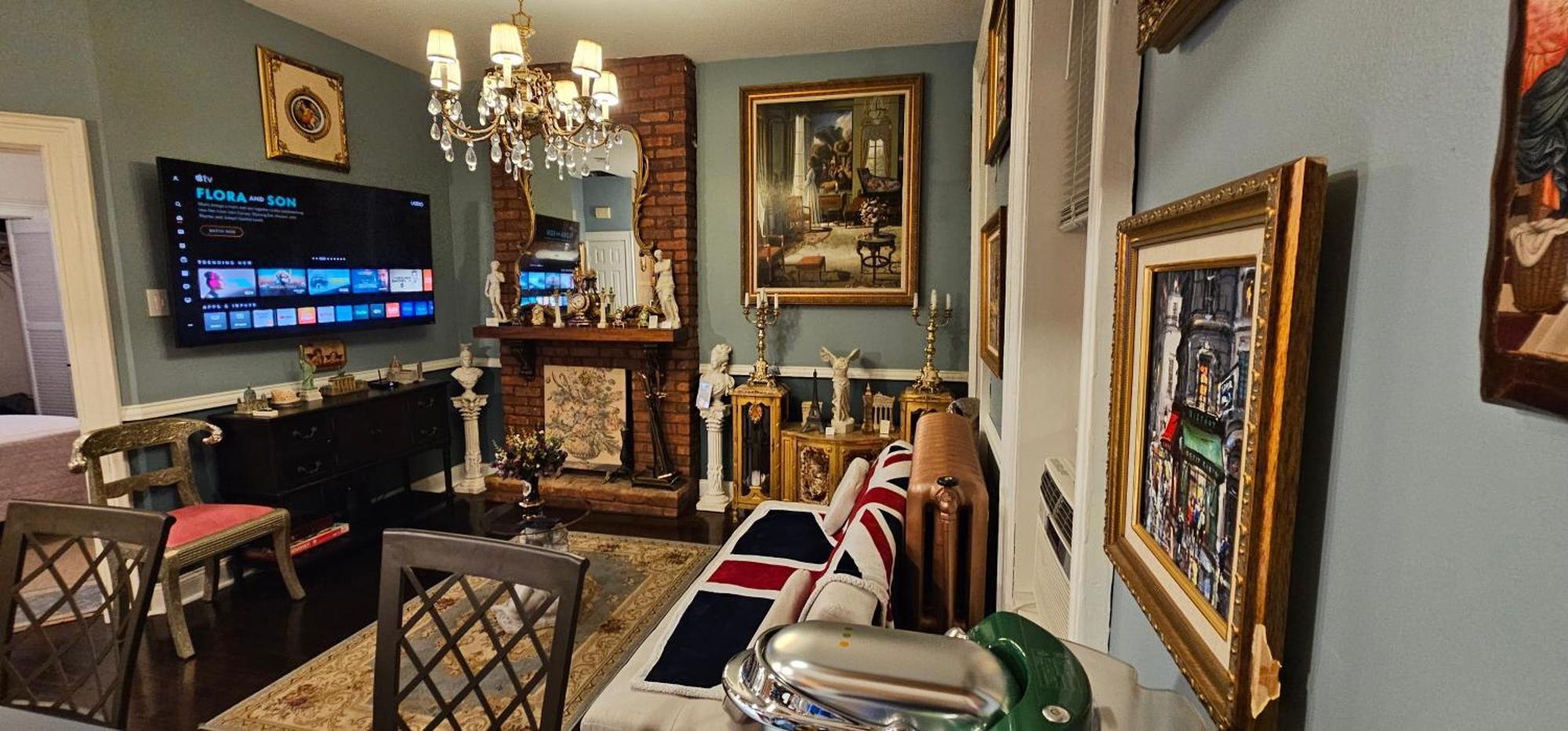 Luxurious At Colonial Townhouse Apartment *