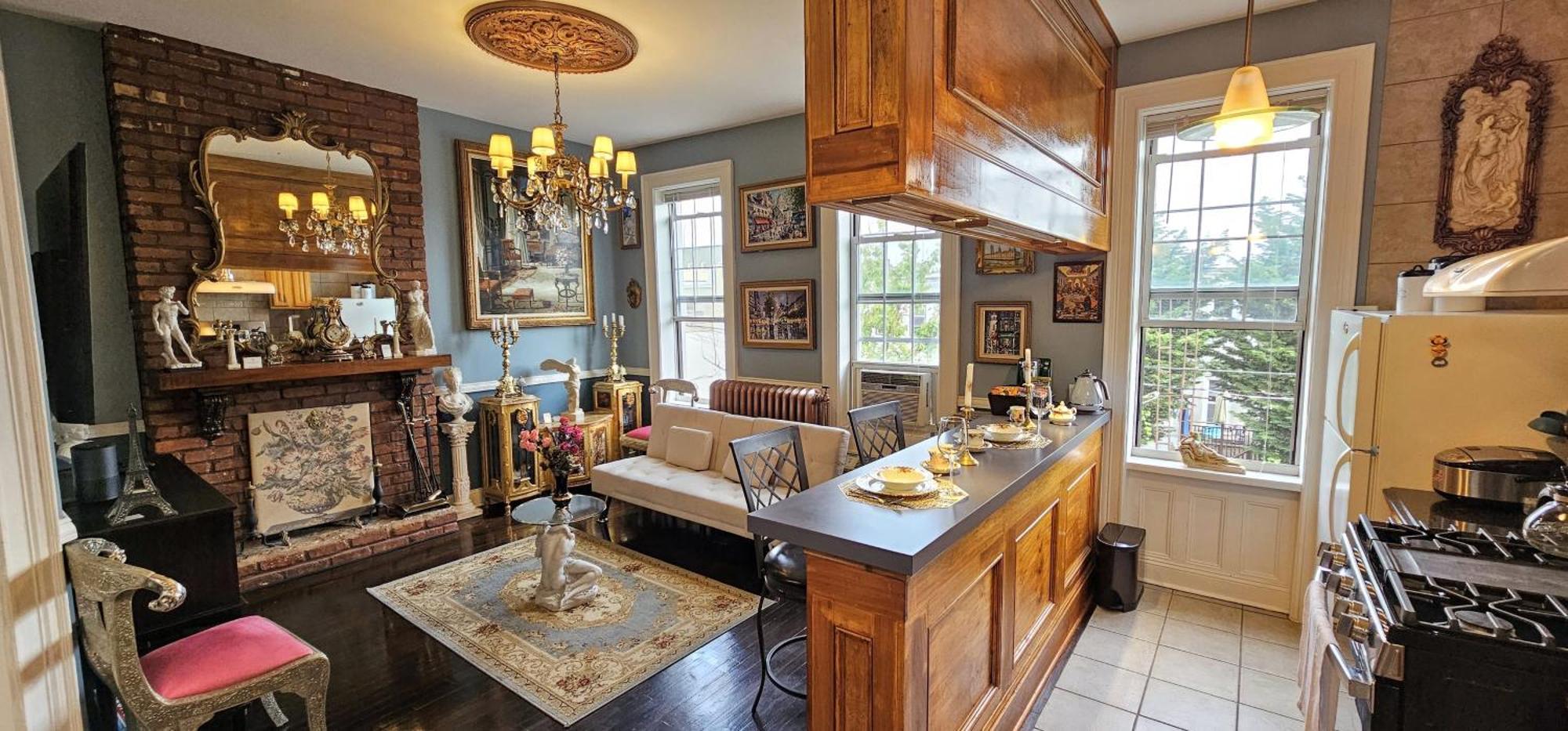 Luxurious At Colonial Townhouse Apartment