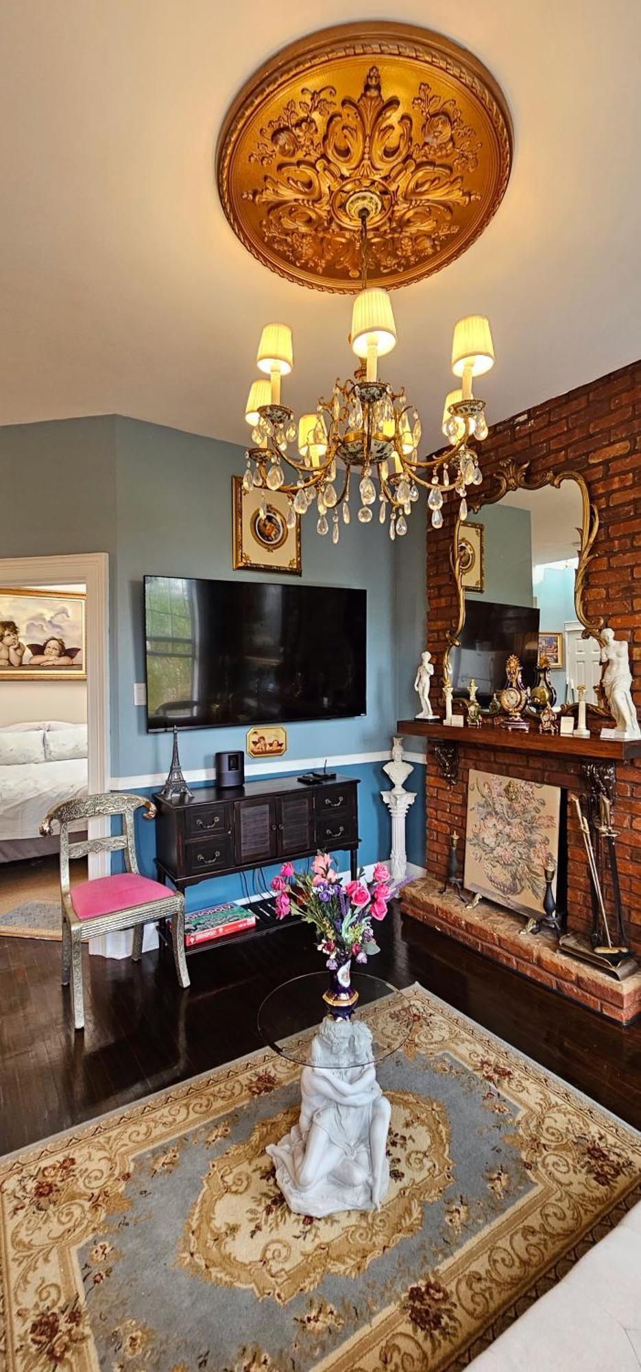 Luxurious At Colonial Townhouse Apartment *