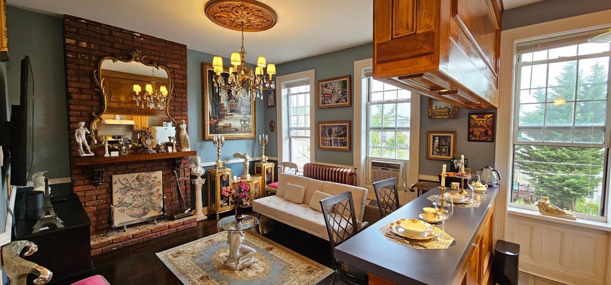 Luxurious At Colonial Townhouse Apartment