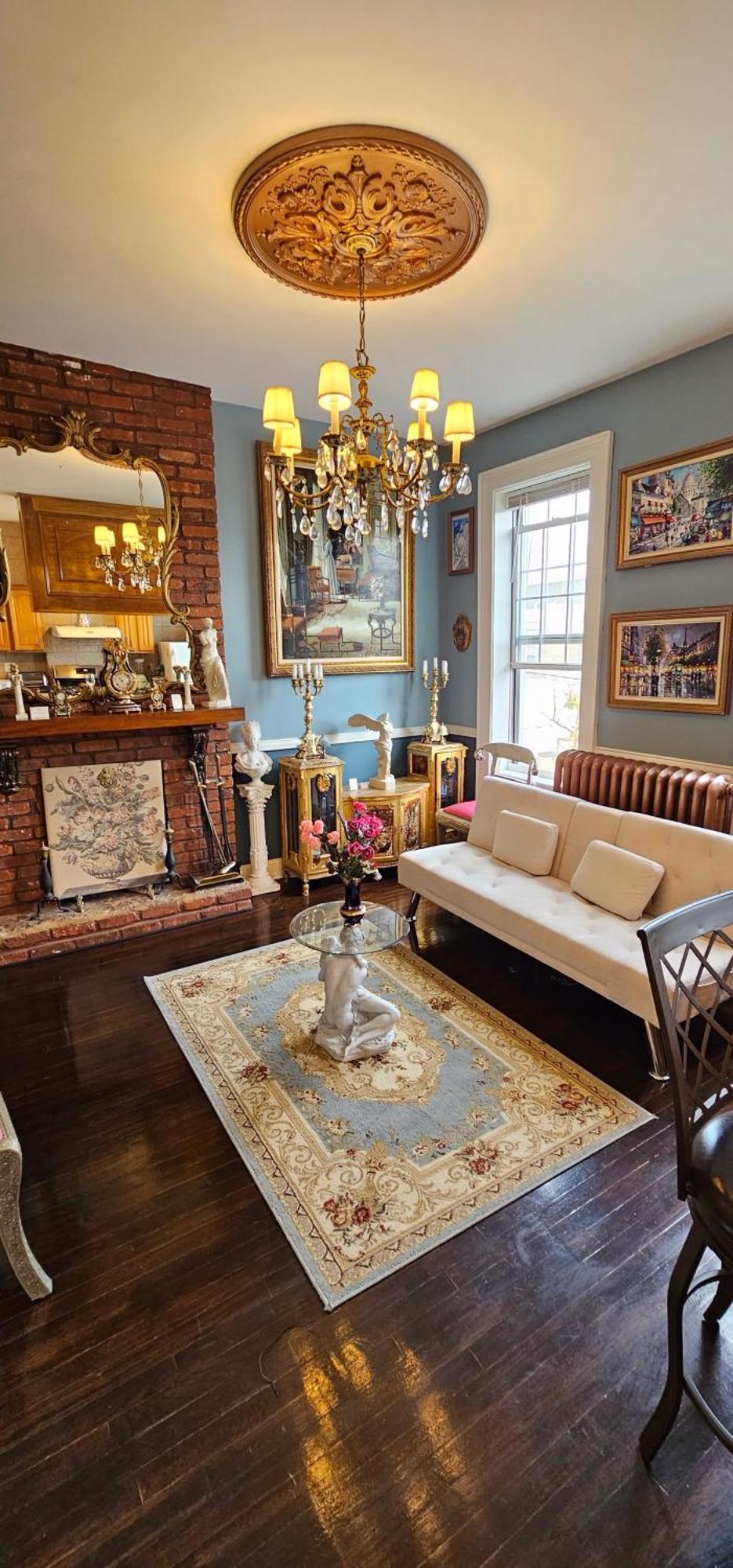 Luxurious At Colonial Townhouse