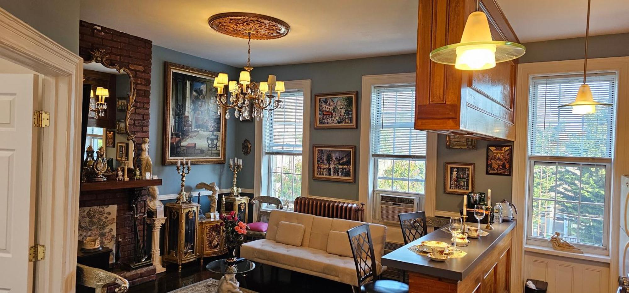 Luxurious At Colonial Townhouse