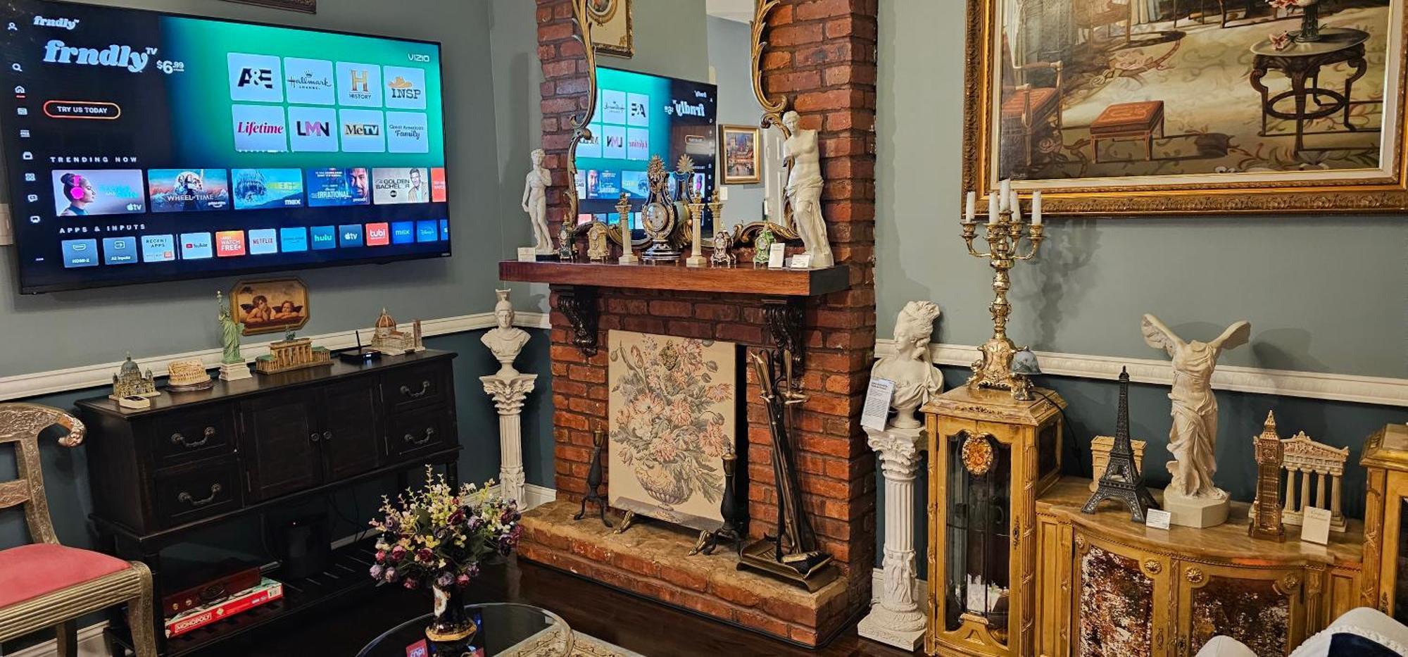 Luxurious At Colonial Townhouse Apartment