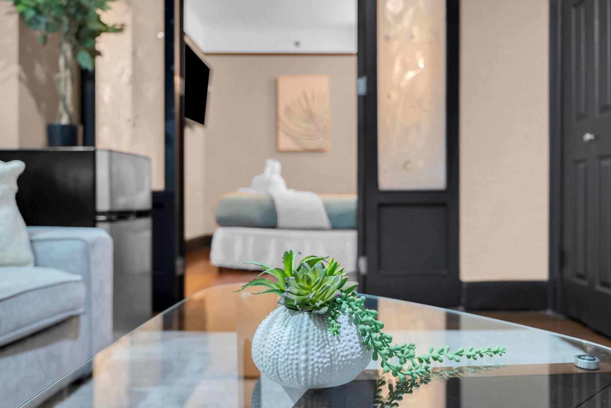 Apartment Stylish 2br In The Heart Of The With Gym *