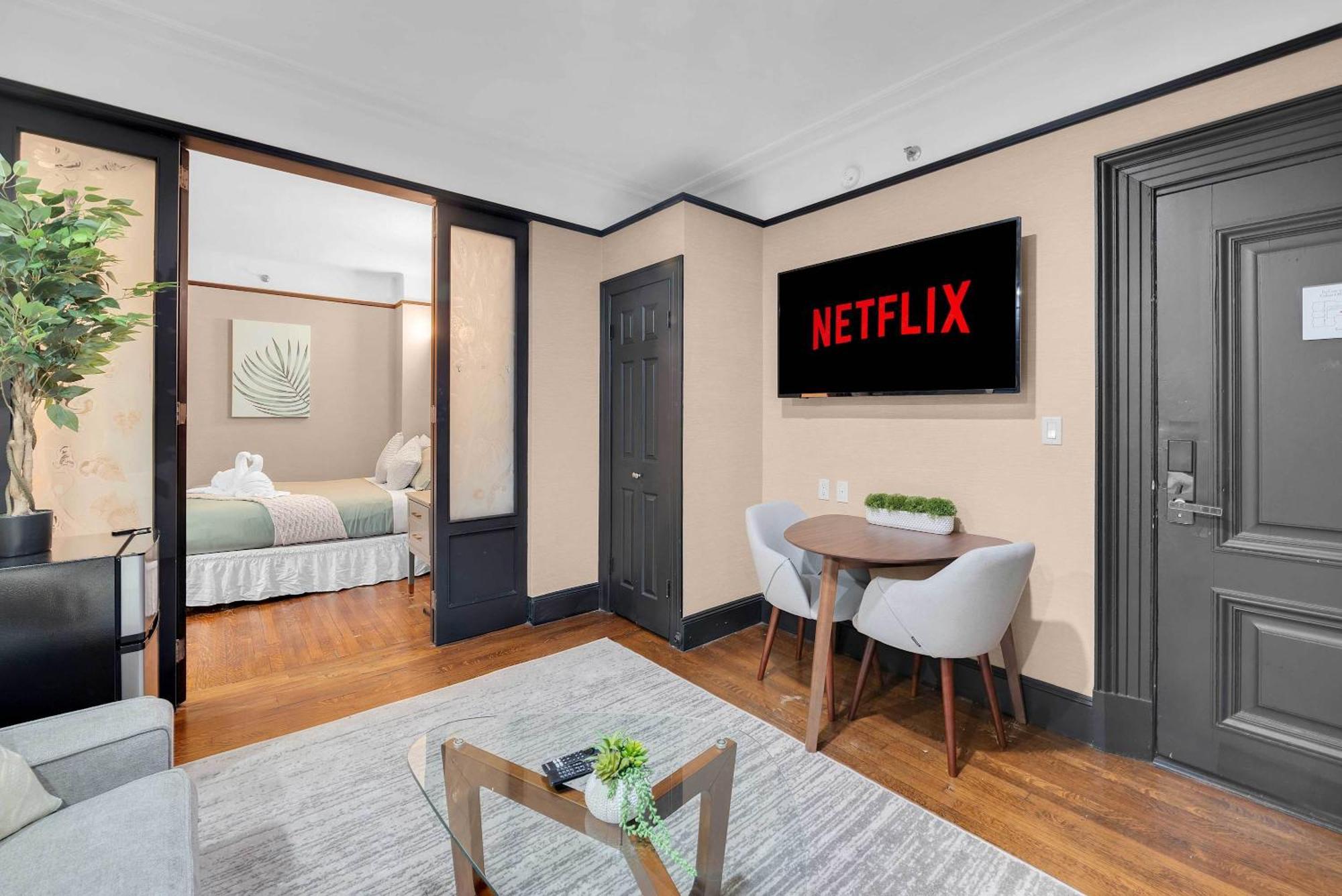 Stylish 2br In The Heart Of The With Gym Apartment