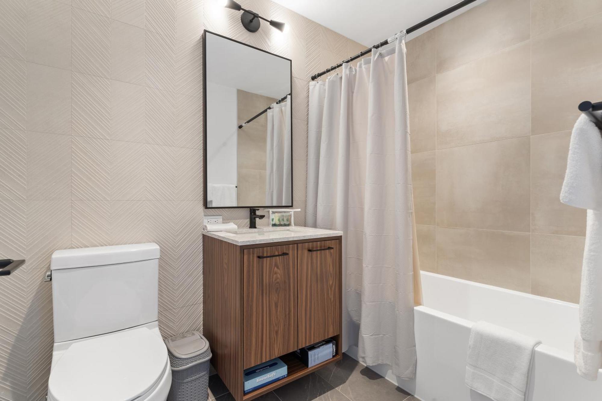 Apartment Elegant Haven, Upscale Comfort New York