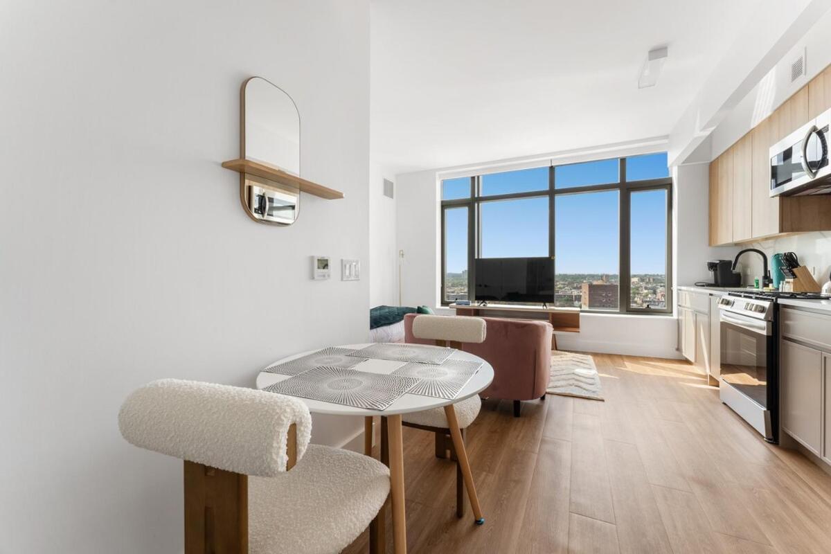 Apartment Modern Oasis With High End Amenities *