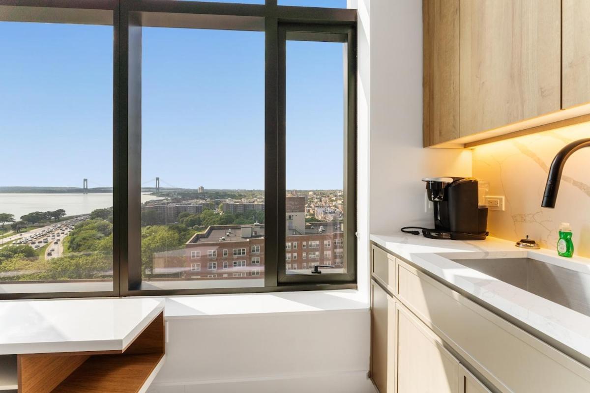 Modern Oasis With High End Amenities Apartment *